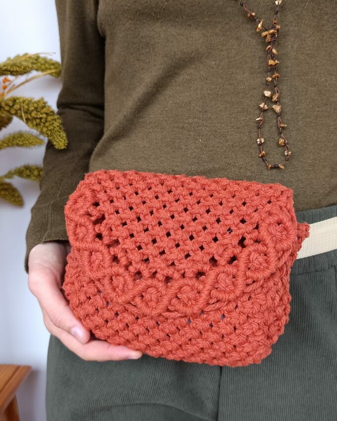Riñonera de macramé teja con solapa de ochos