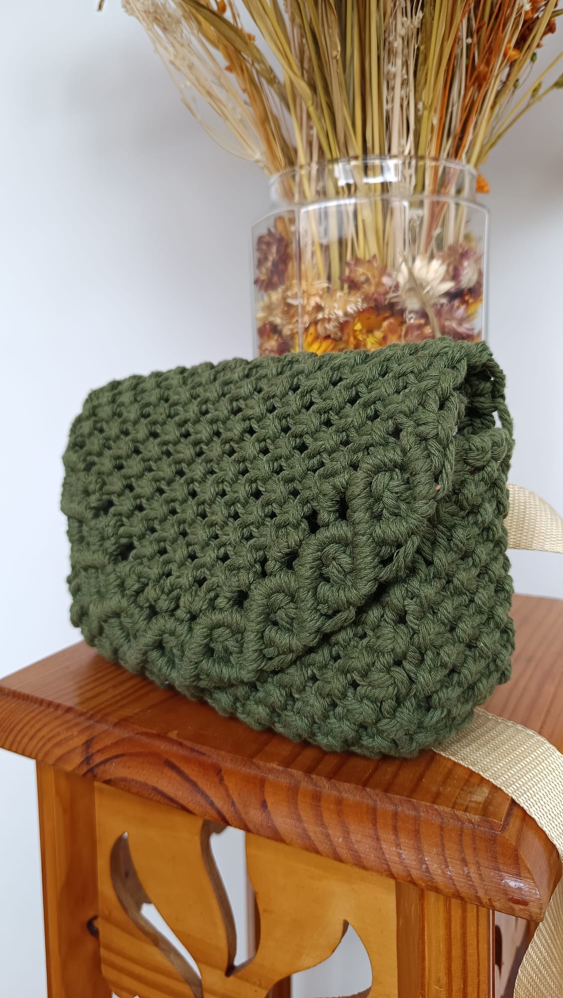 Riñonera de macramé verde oliva con solapa de ochos - Imagen 3