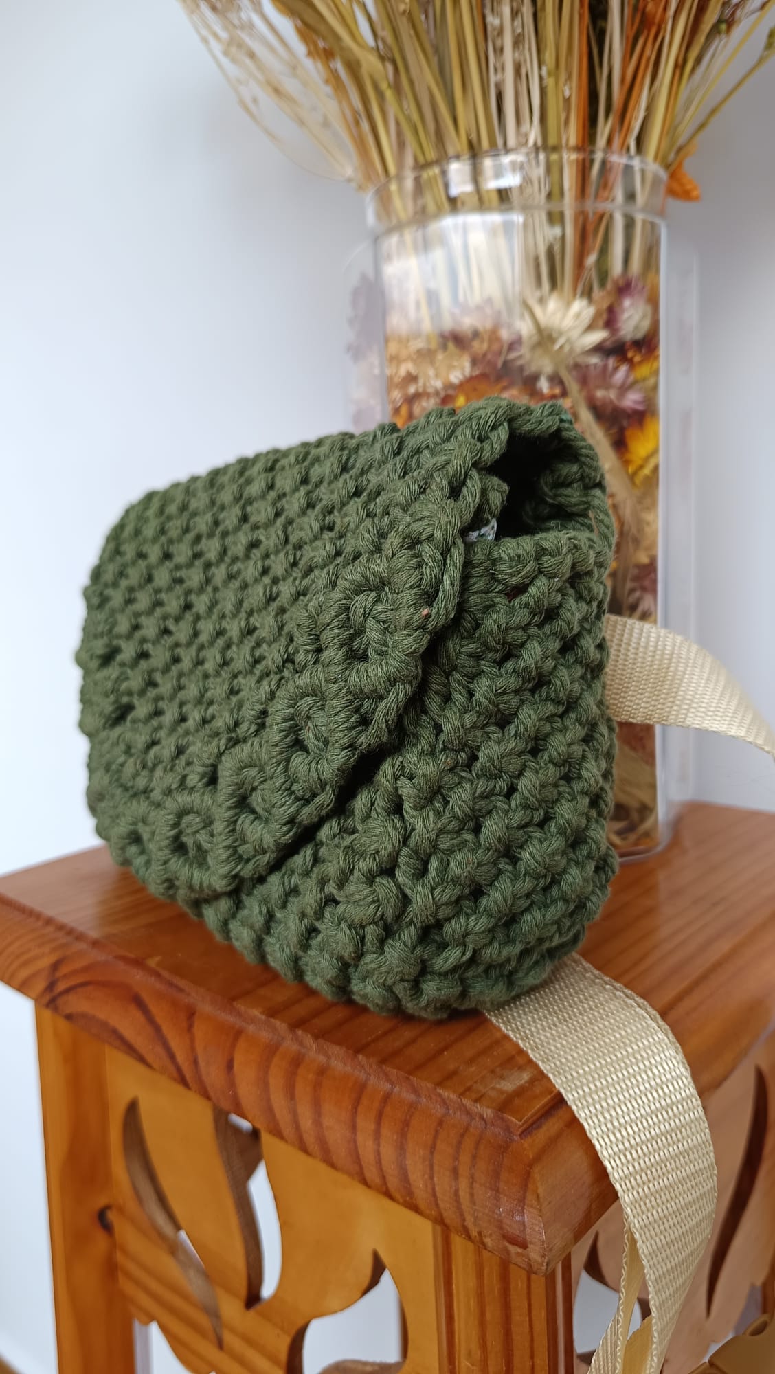 Riñonera de macramé verde oliva con solapa de ochos - Imagen 5