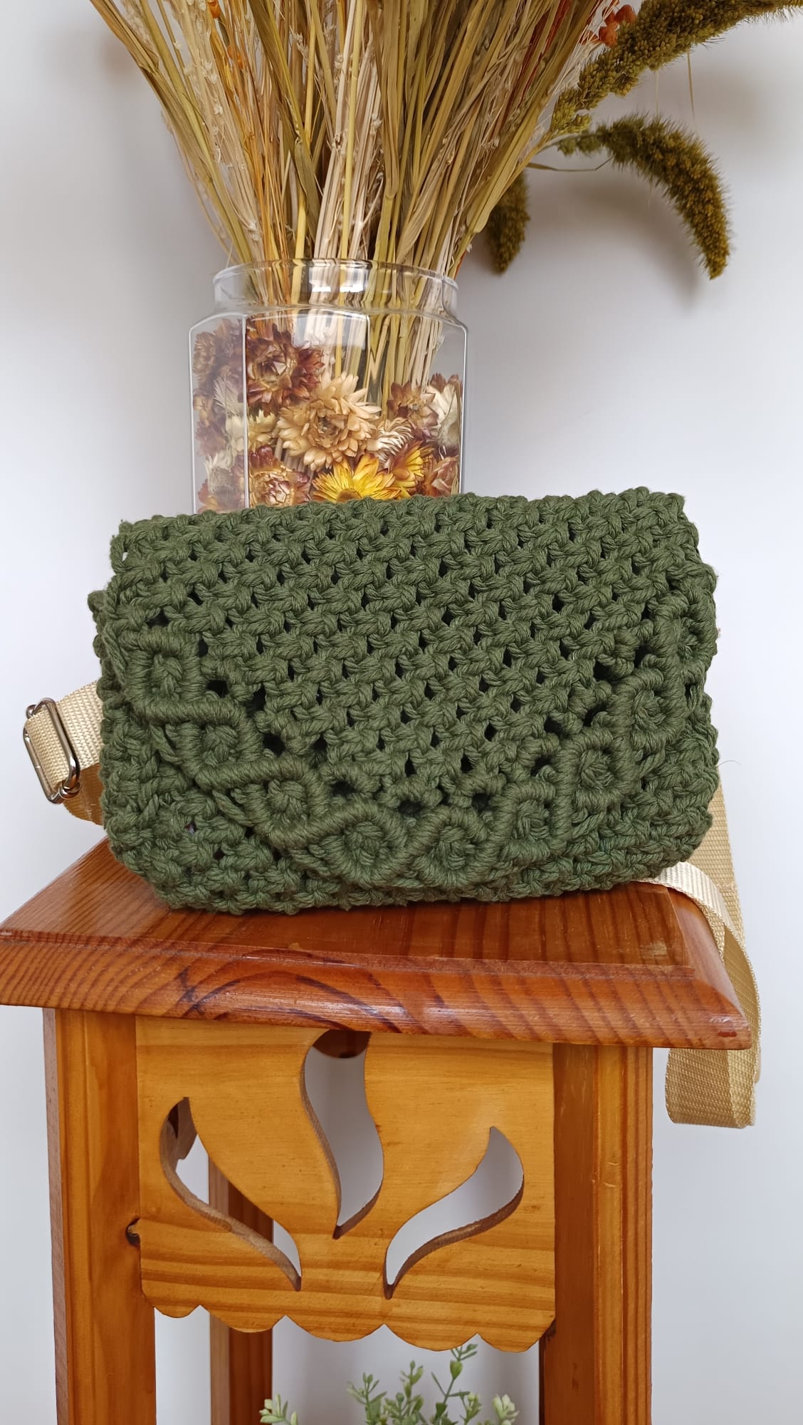 Riñonera de macramé verde oliva con solapa de ochos - Imagen 6