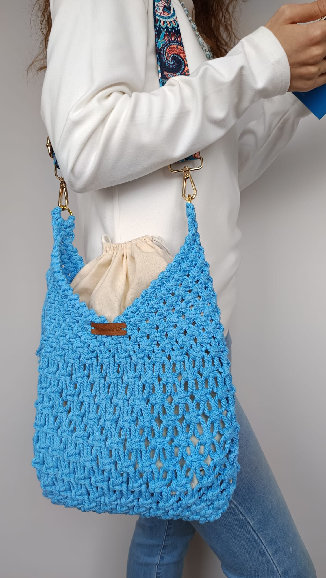 Bolso de macramé azul claro con forro beige y asa étnica - Imagen 3