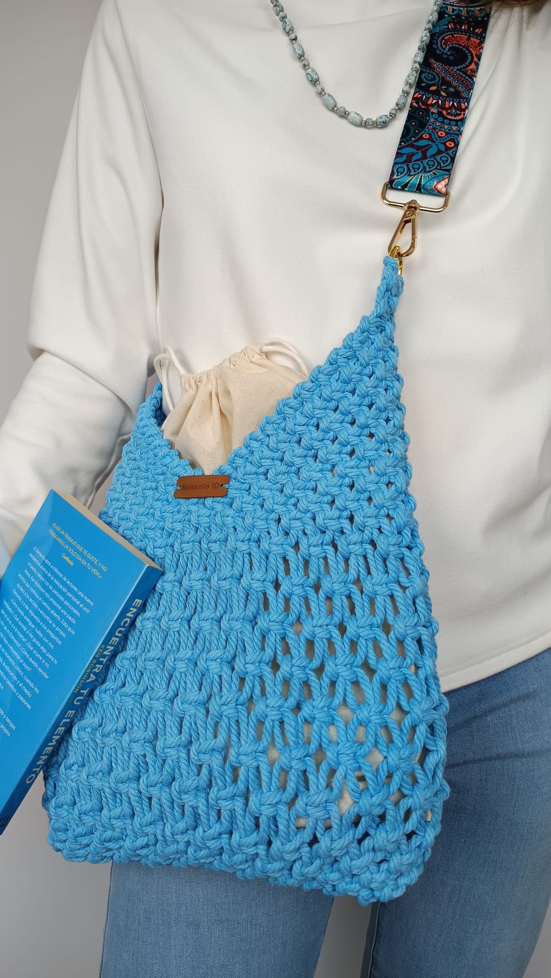 Bolso de macramé azul claro con forro beige y asa étnica - Imagen 6