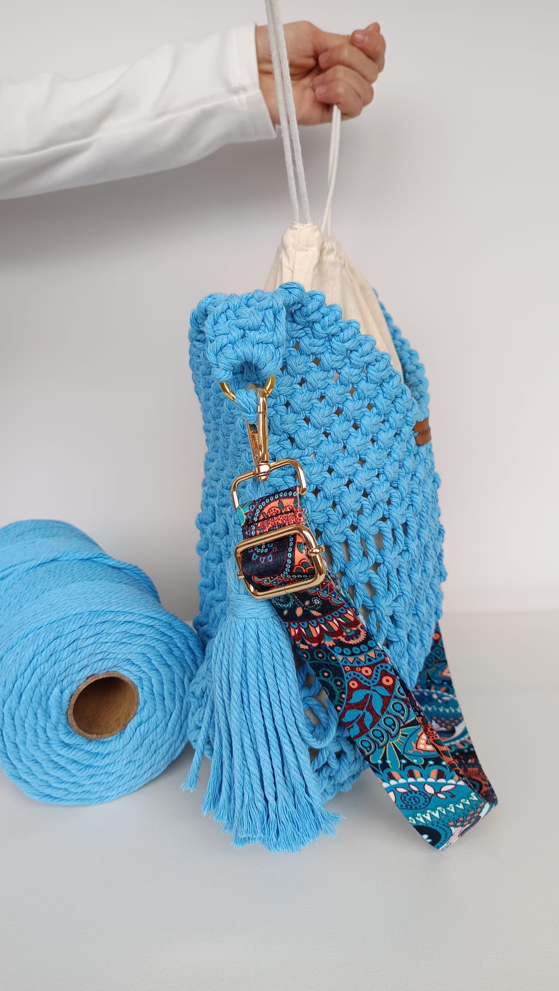 Bolso de macramé azul claro con forro beige y asa étnica - Imagen 4