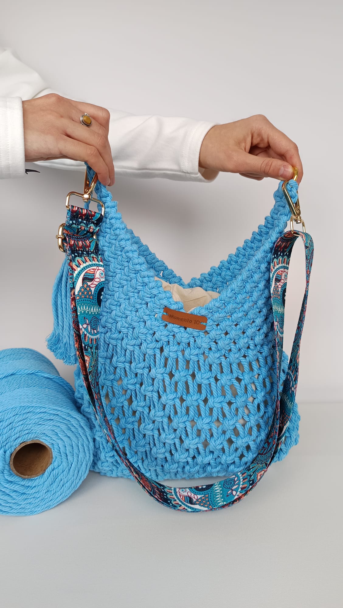 Bolso de macramé azul claro con forro beige y asa étnica - Imagen 7