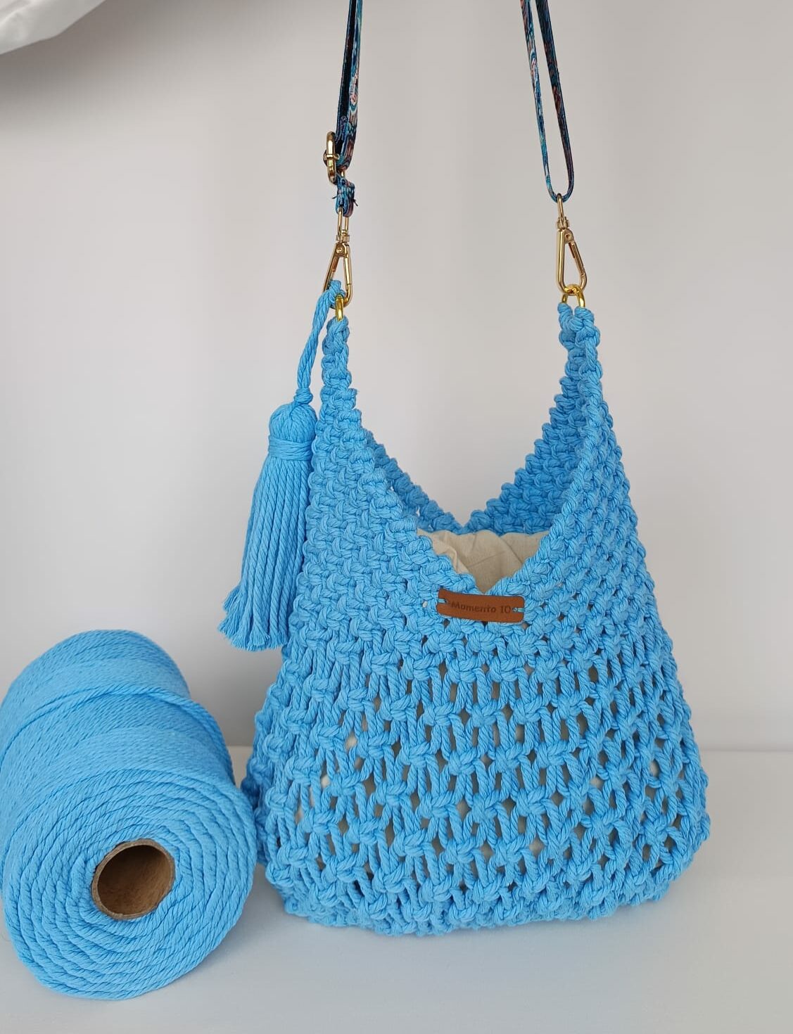 Bolso de macramé azul claro con forro beige y asa étnica - Imagen 5