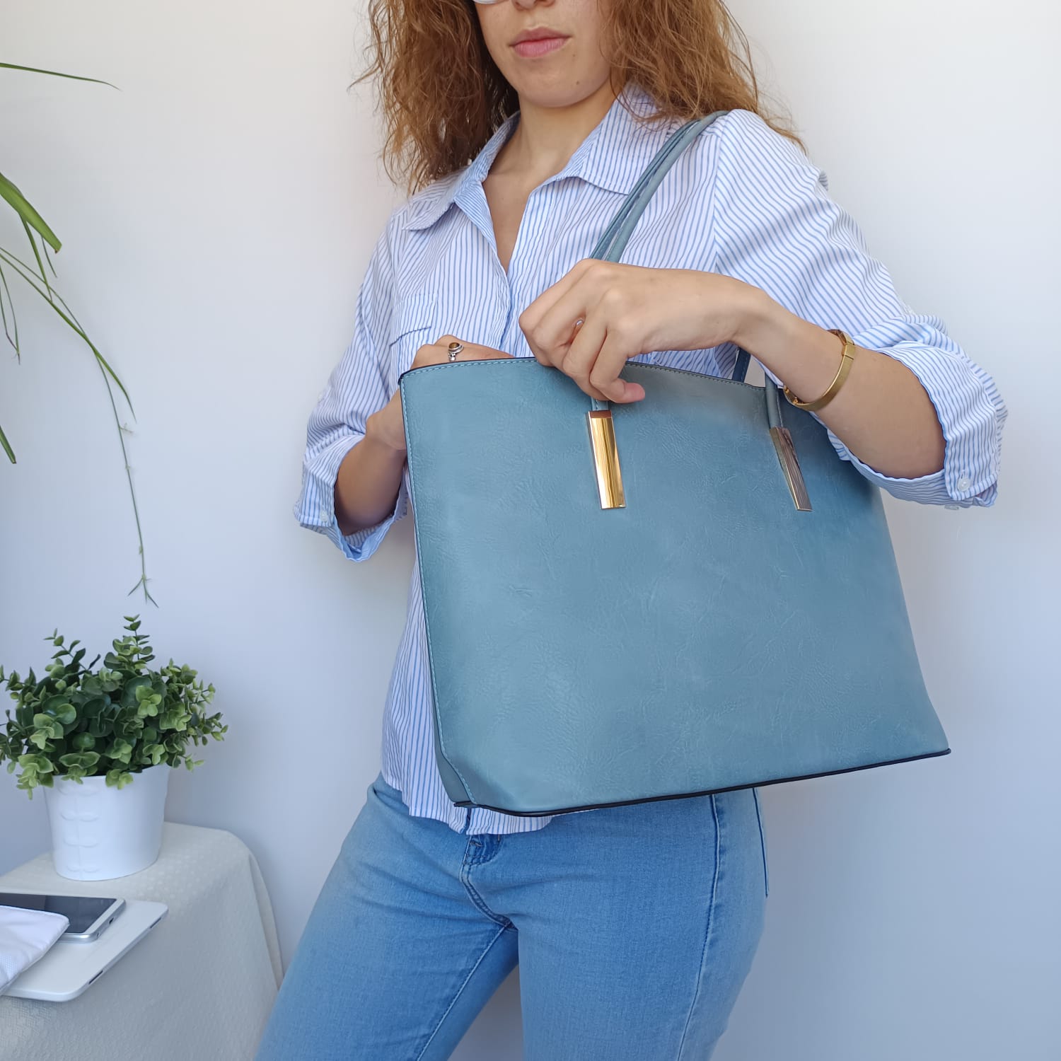 Bolso grande de cuero sintético azul claro con adornos dorados - Imagen 6