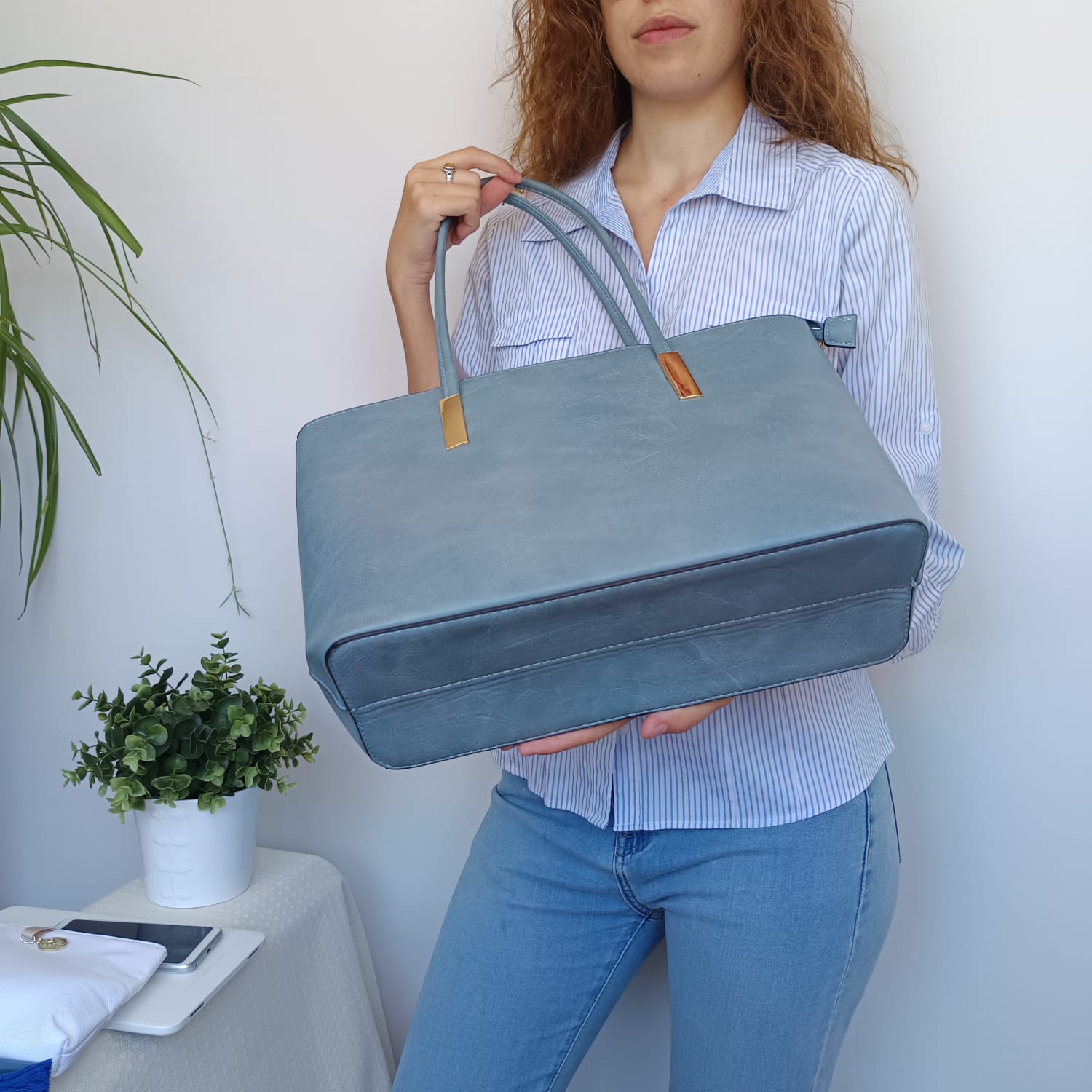 Bolso grande de cuero sintético azul claro con adornos dorados - Imagen 5