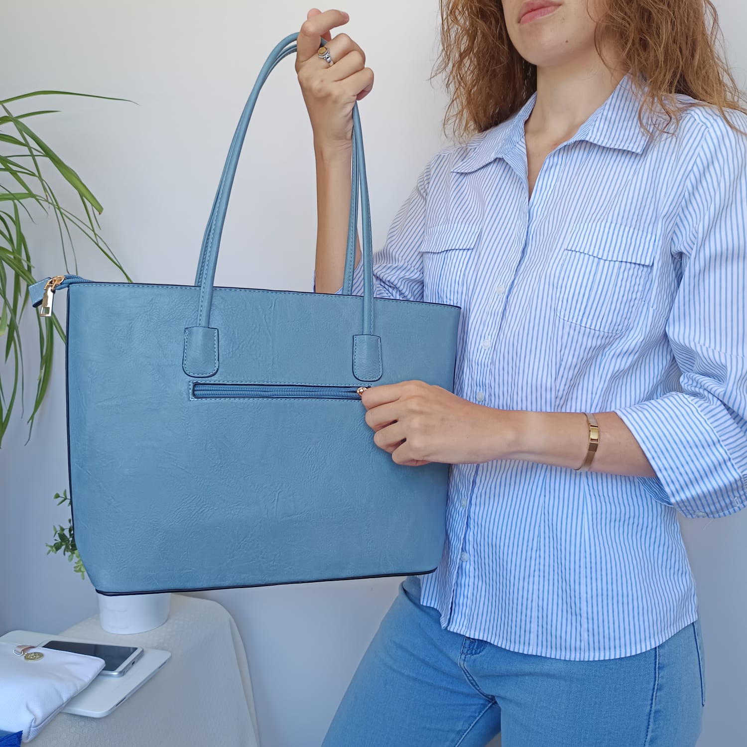 Bolso grande de cuero sintético azul claro con adornos dorados - Imagen 4