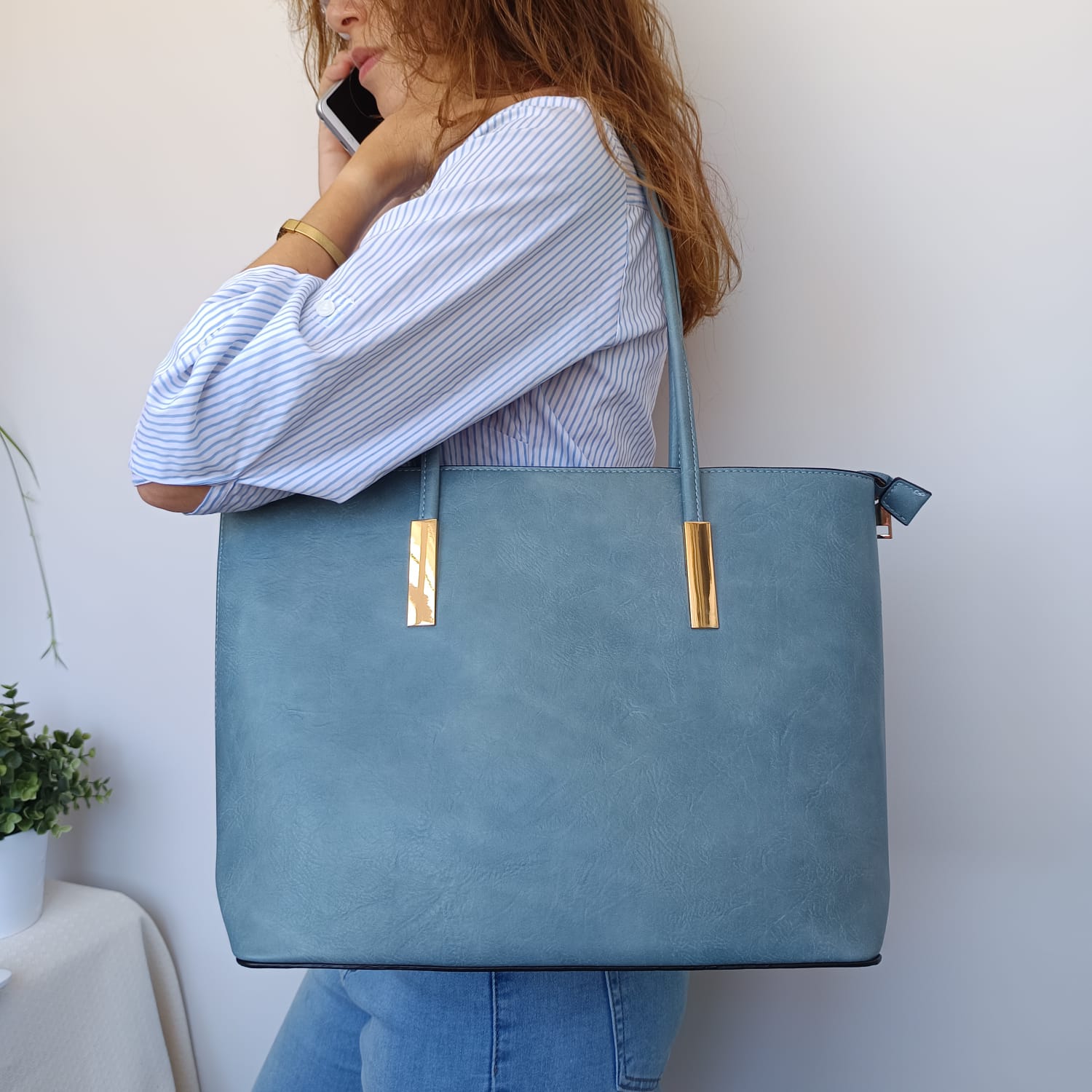 Bolso grande de cuero sintético azul claro con adornos dorados - Imagen 3