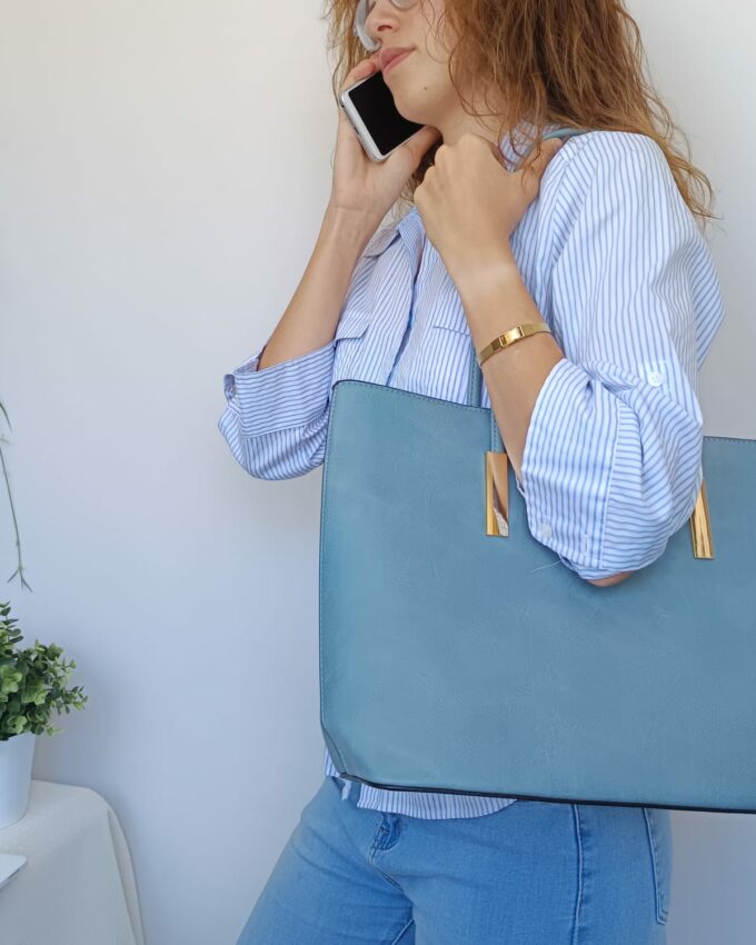 Bolso grande de cuero sintético azul claro con adornos dorados