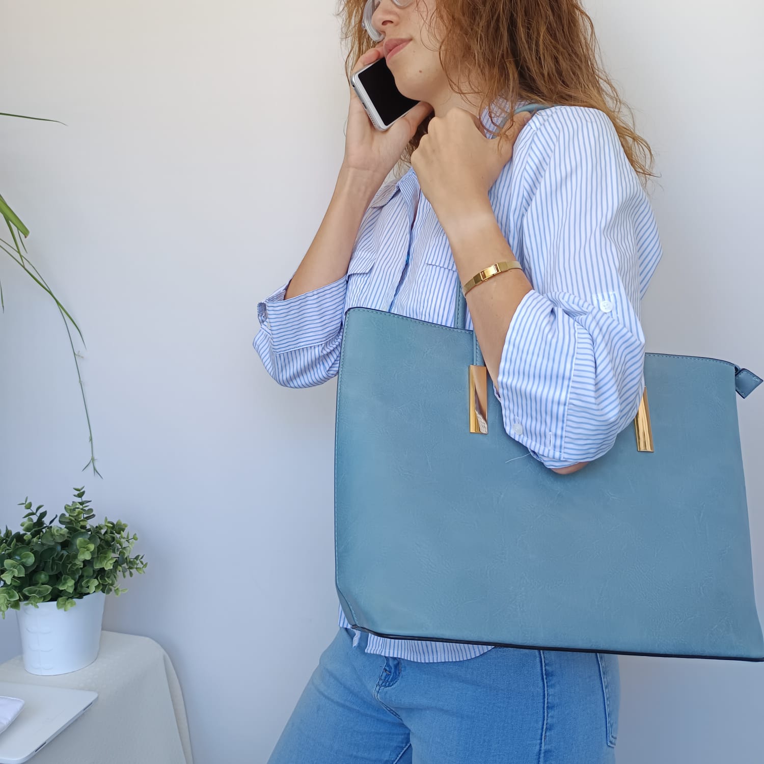 Bolso grande de cuero sintético azul claro con adornos dorados
