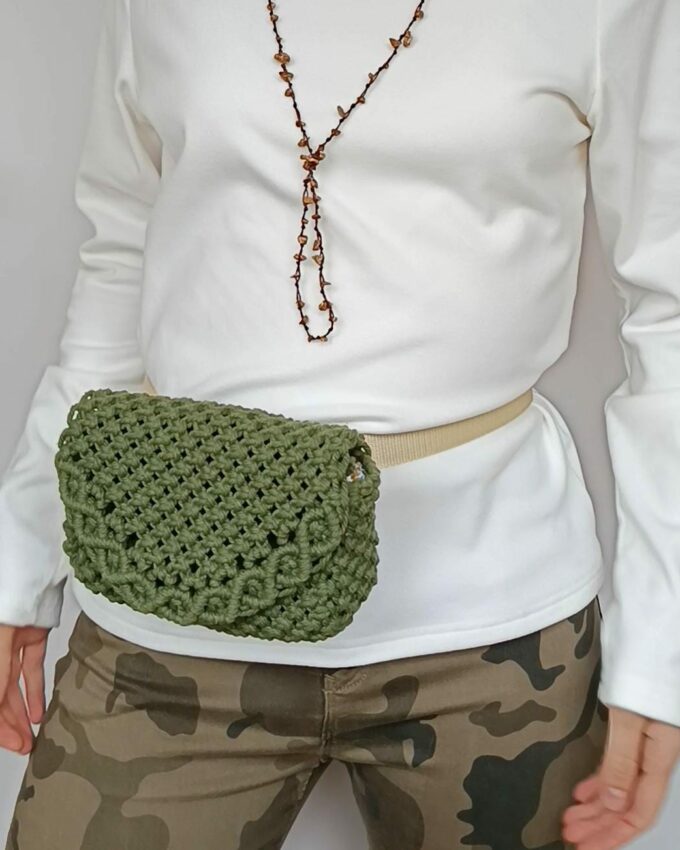 Riñonera de macramé verde oliva con solapa de ochos