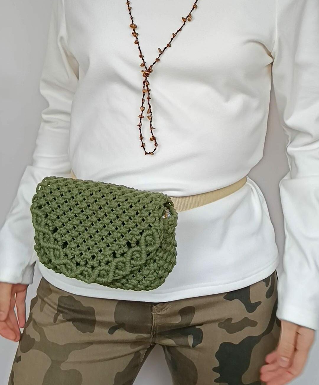 Riñonera de macramé verde oliva con solapa de ochos