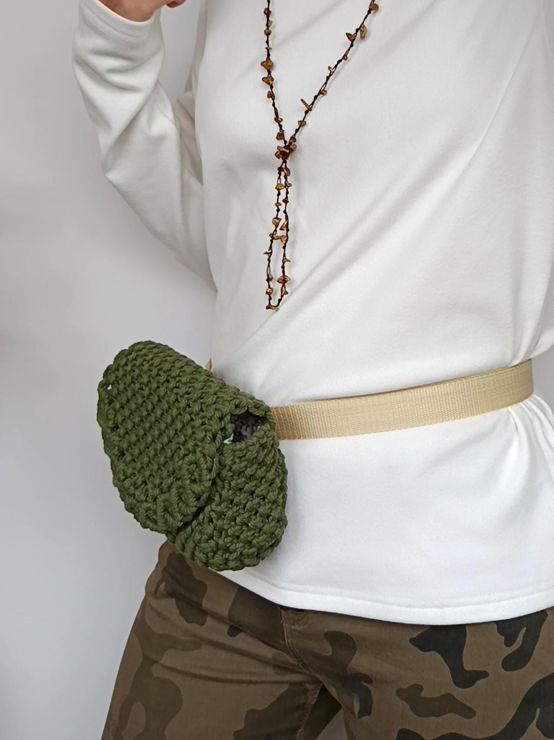 Riñonera de macramé verde oliva con solapa de ochos - Imagen 4
