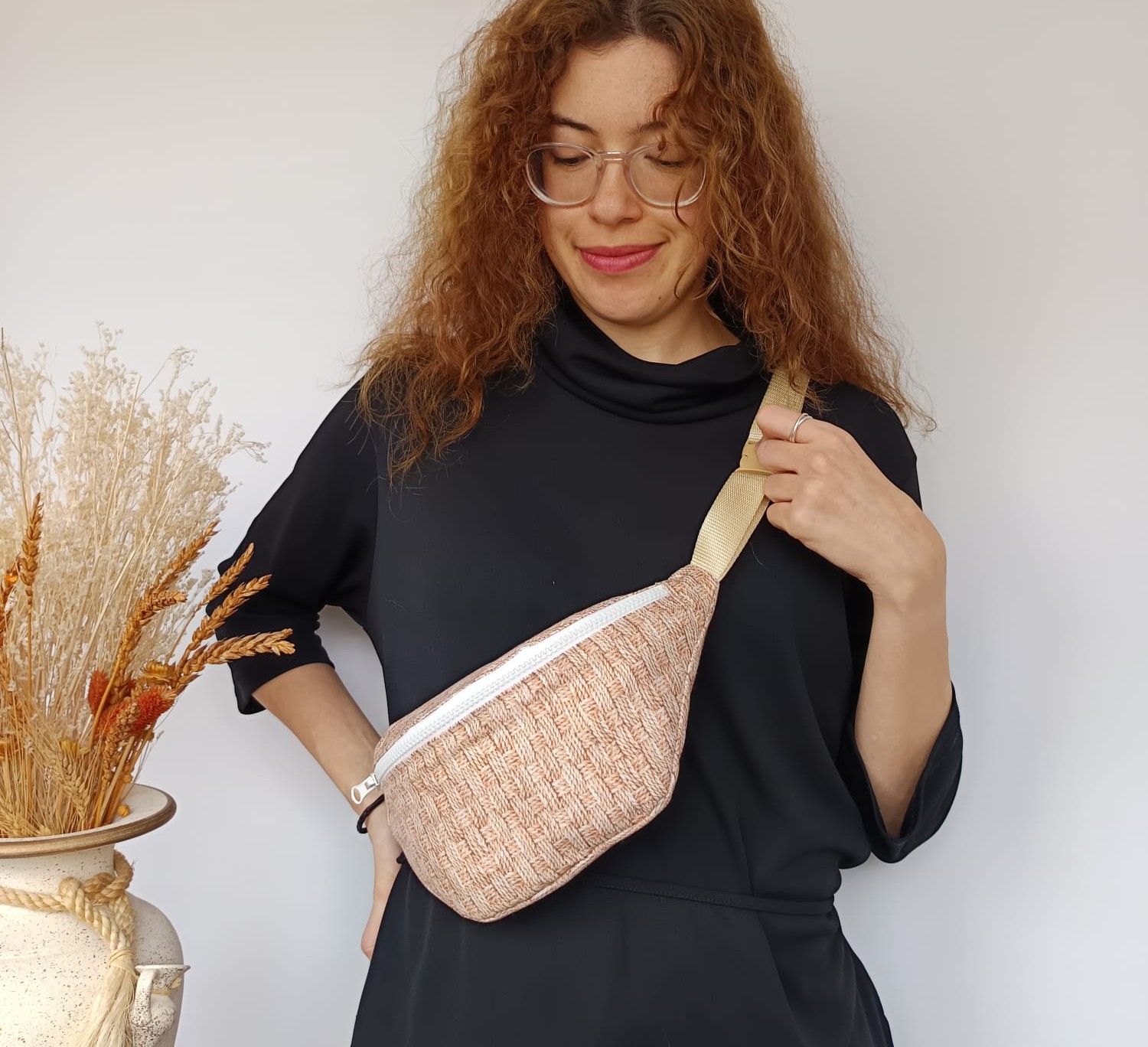 Riñonera beige estampada con cremallera y asa regulable - Imagen 3