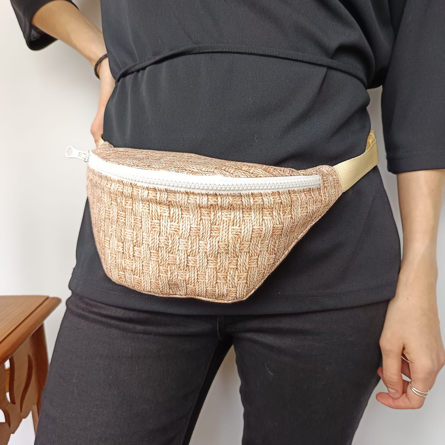 Riñonera beige estampada con cremallera y asa regulable - Imagen 4