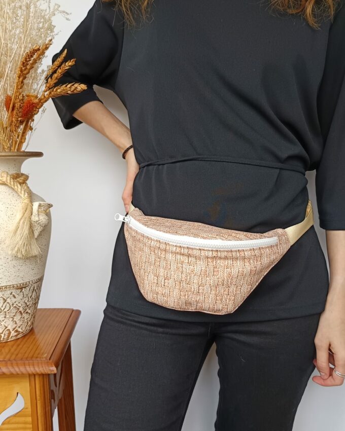 Riñonera beige estampada con cremallera y asa regulable