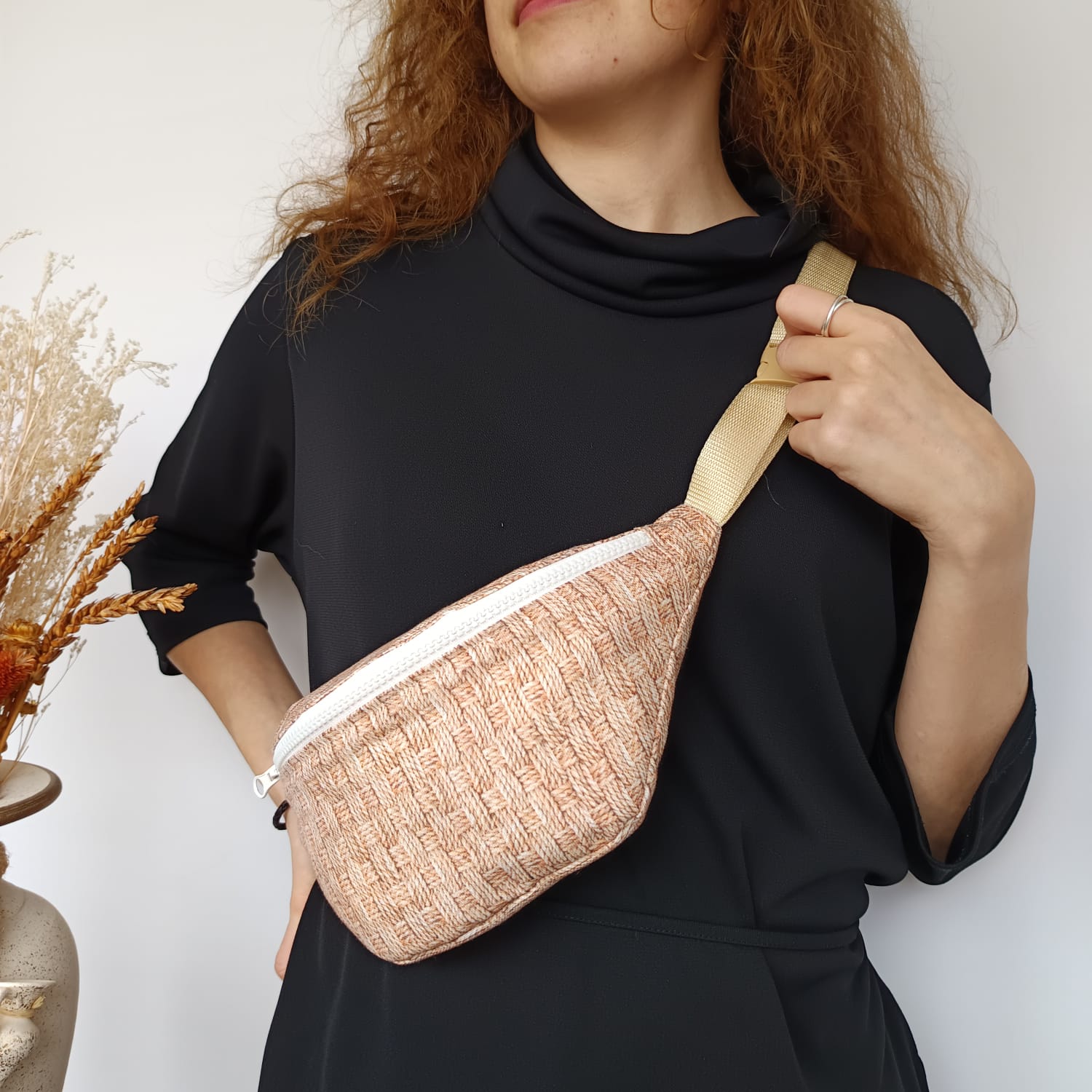 Riñonera beige estampada con cremallera y asa regulable - Imagen 5