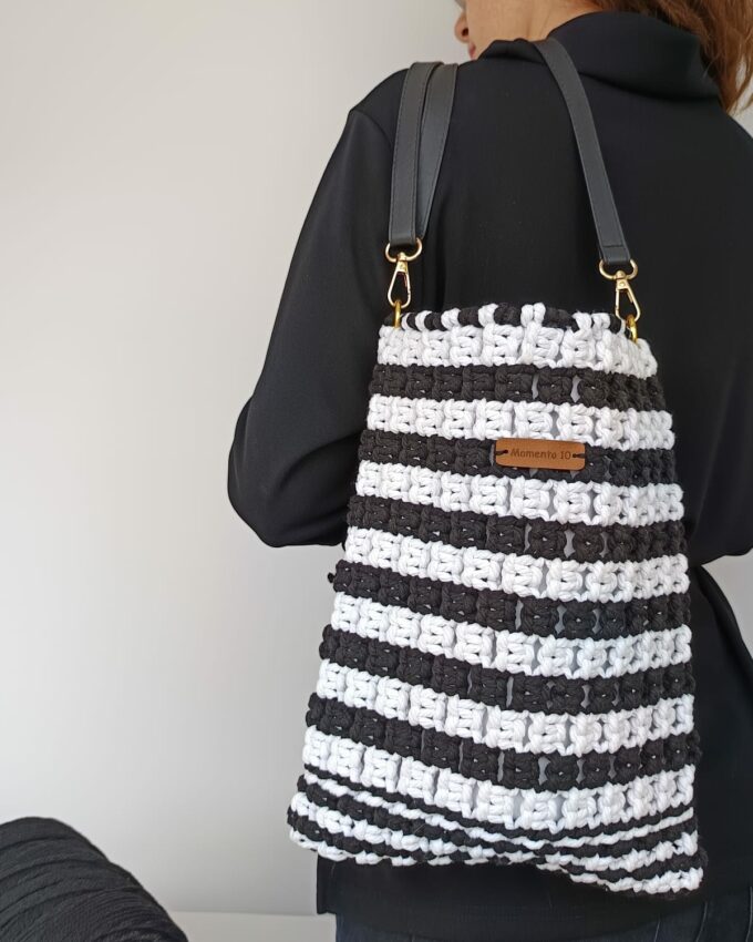 Bolso de macramé blanco y negro con asa de cuero sintético