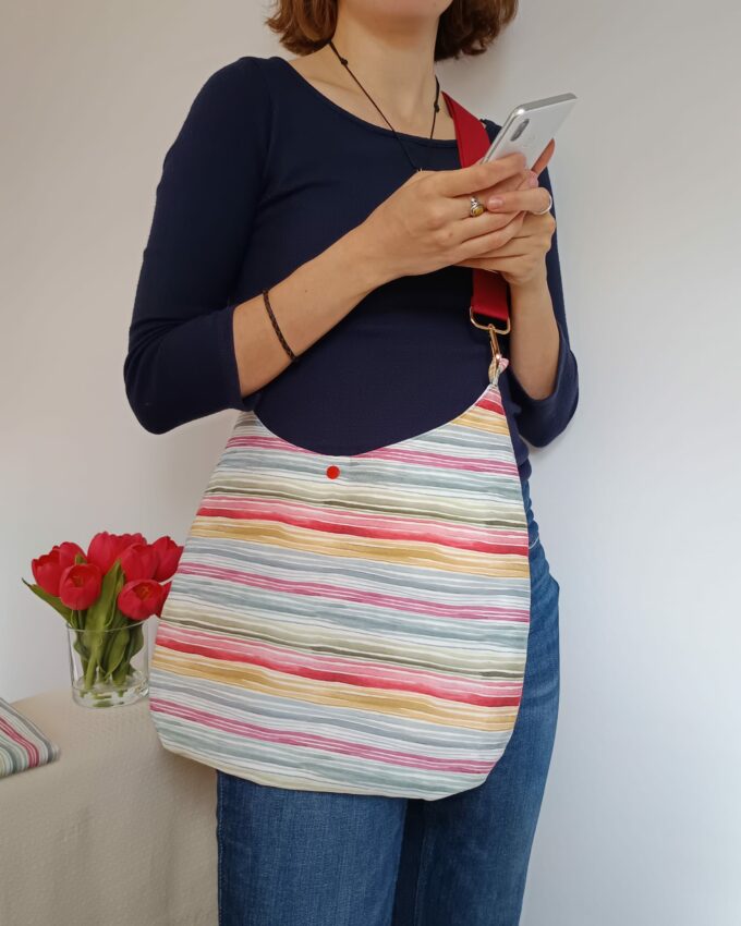 Bolso de rayas multicolor con asa regulable granate