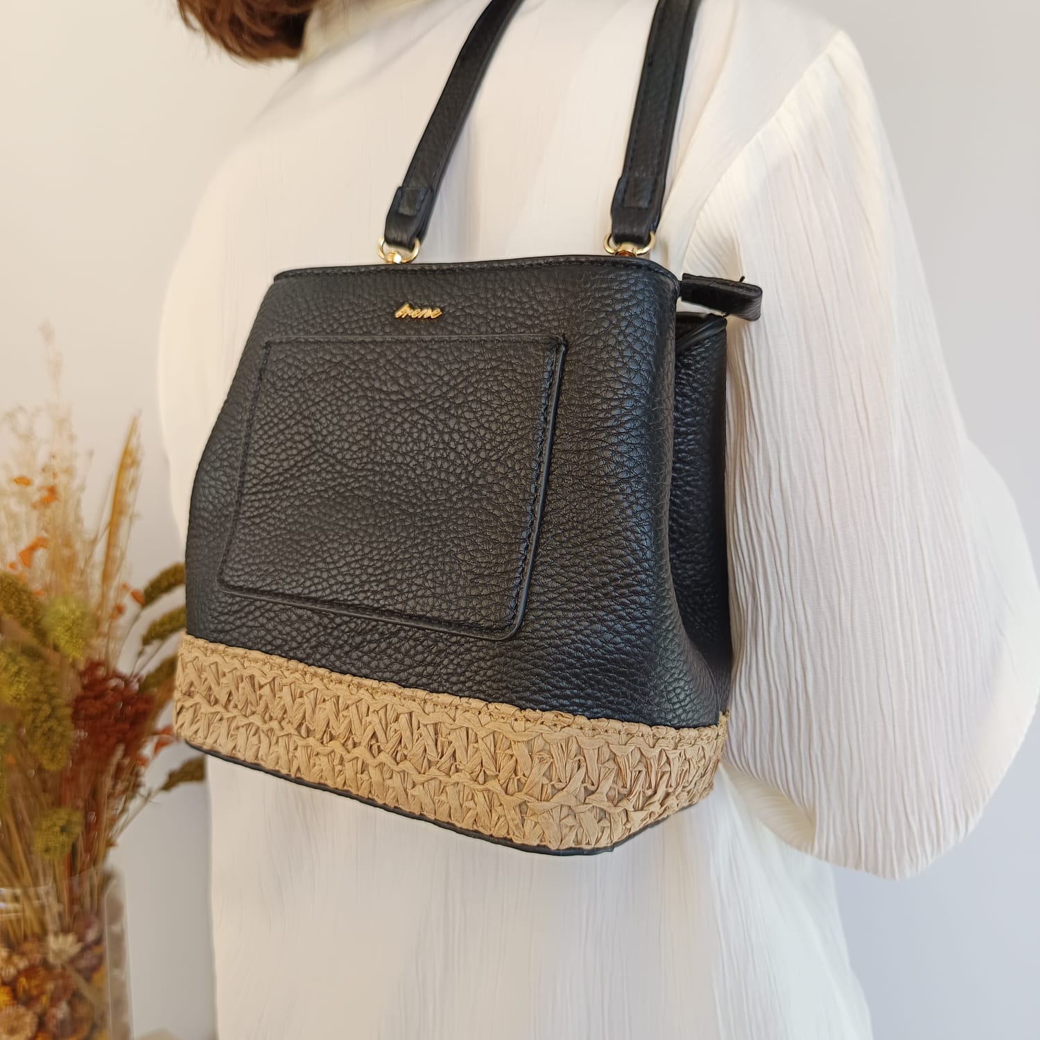 Bolso de cuero sintético negro con adorno de yute beige - Imagen 5