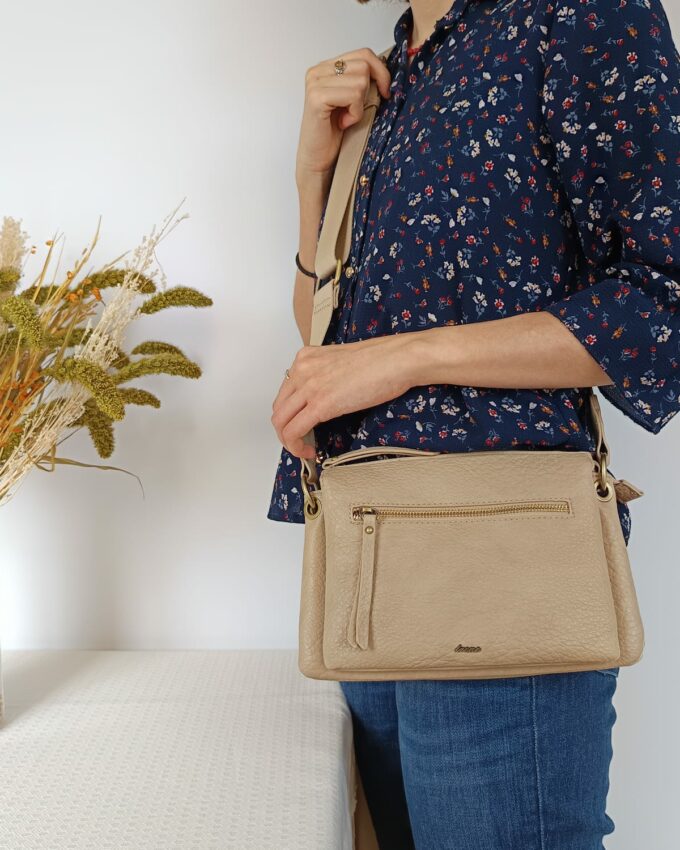 Bolso de cuero sintético beige con nueve compartimentos