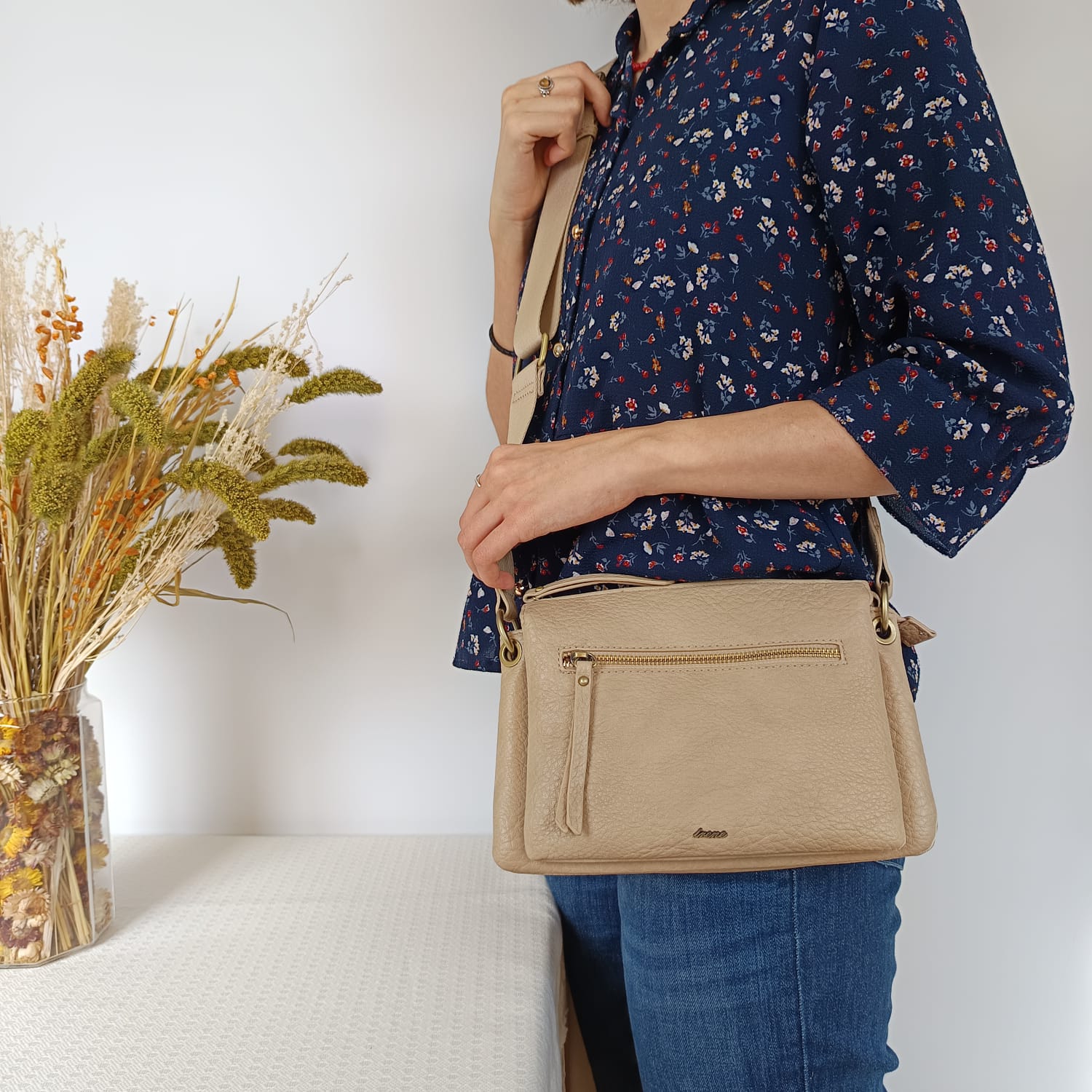 Bolso de cuero sintético beige con nueve compartimentos
