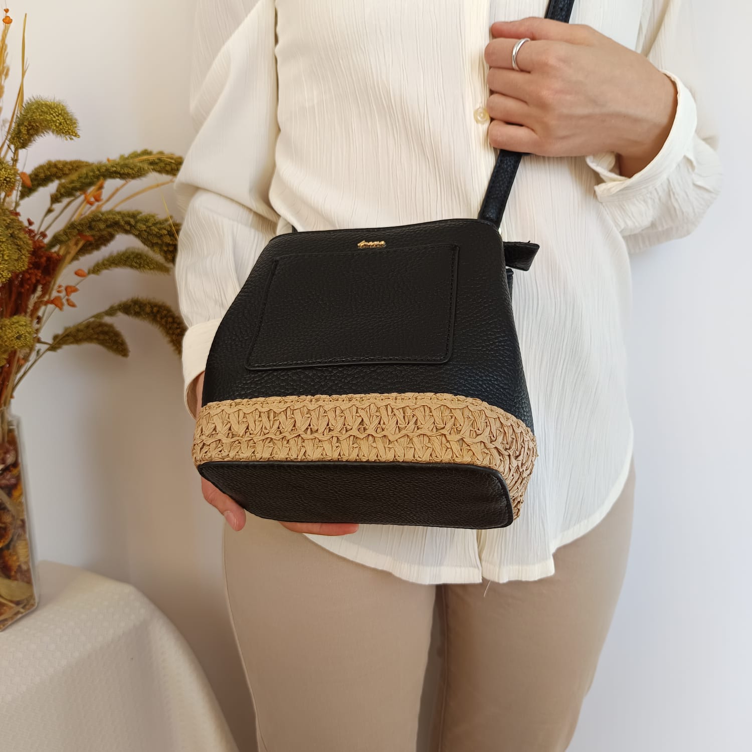 Bolso de cuero sintético negro con adorno de yute beige - Imagen 4