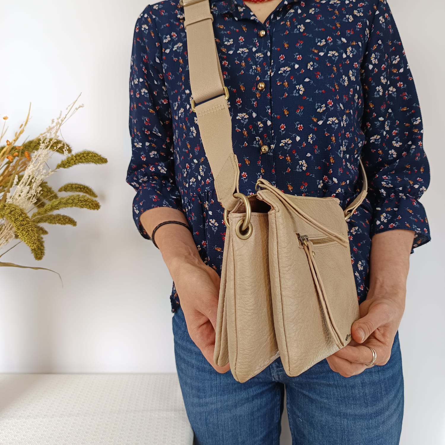 Bolso de cuero sintético beige con nueve compartimentos - Imagen 3