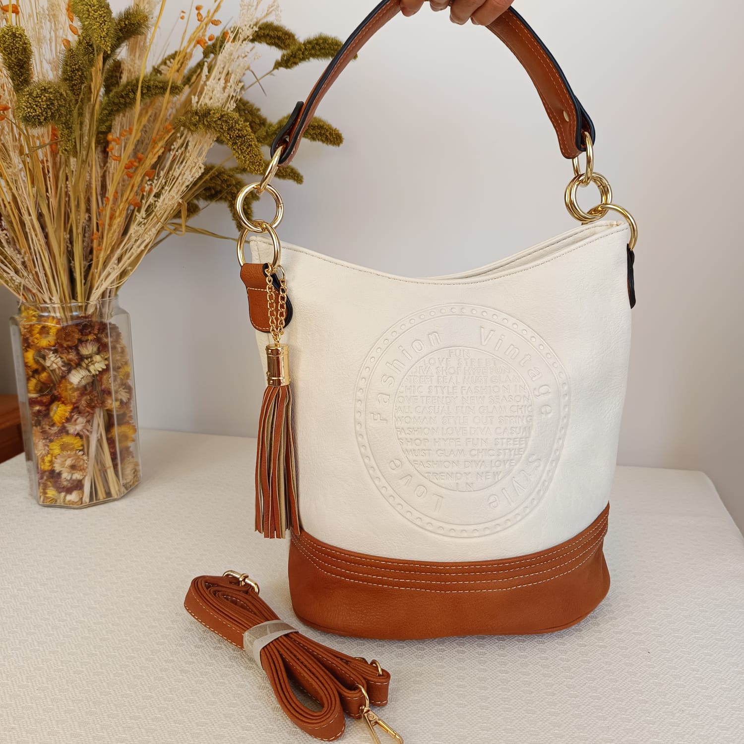 Bolso de cuero sintético beige con base y asas color camel - Imagen 3