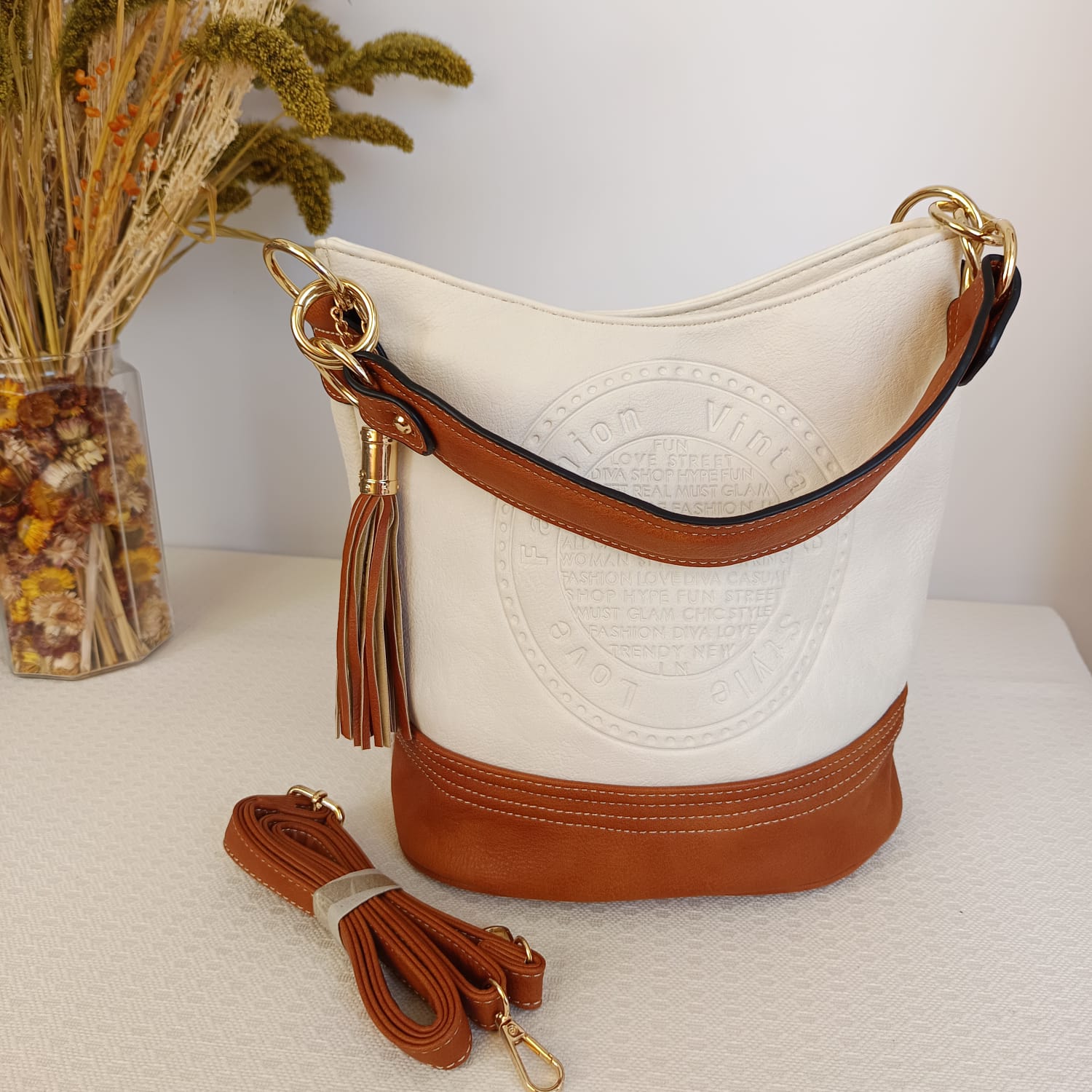 Bolso de cuero sintético beige con base y asas color camel - Imagen 6
