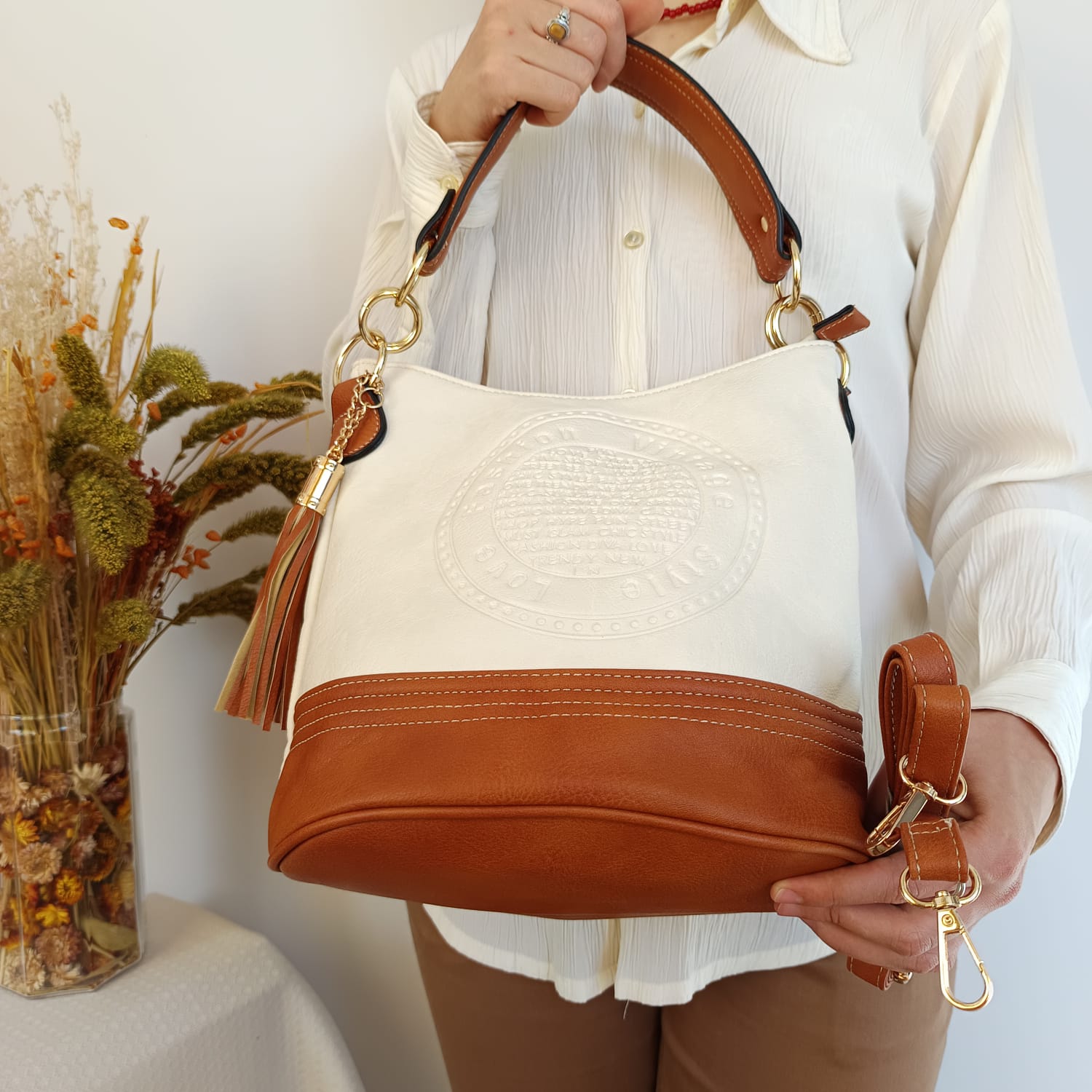 Bolso de cuero sintético beige con base y asas color camel - Imagen 5
