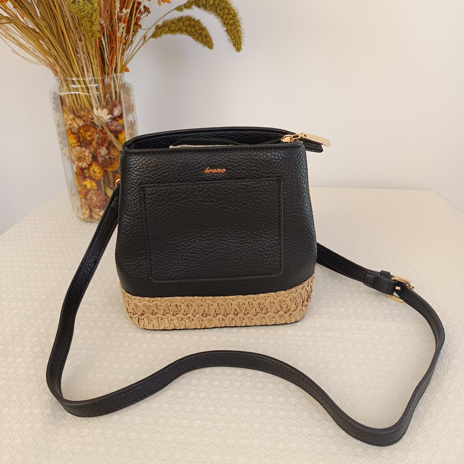 Bolso de cuero sintético negro con adorno de yute beige - Imagen 3