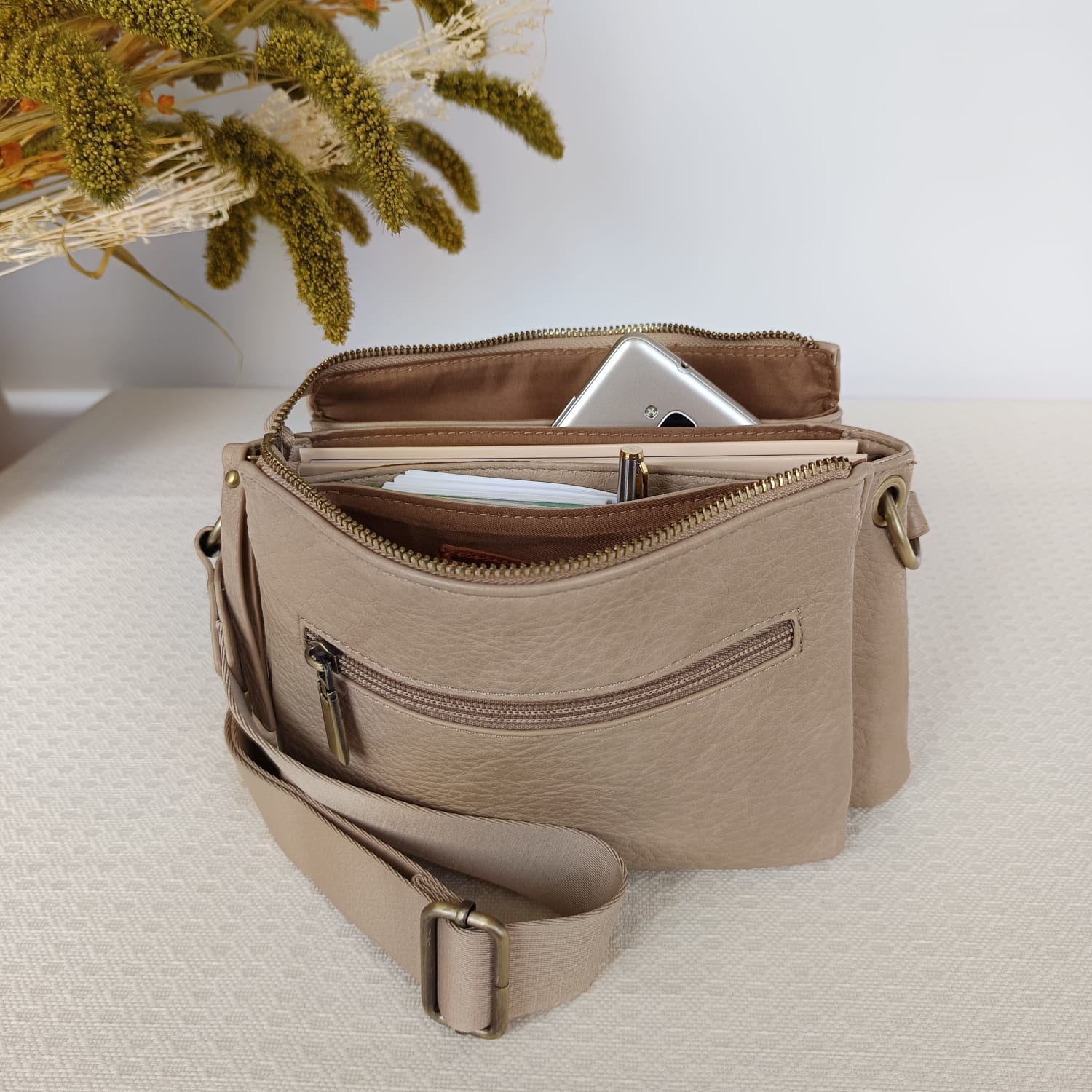 Bolso de cuero sintético beige con nueve compartimentos - Imagen 4