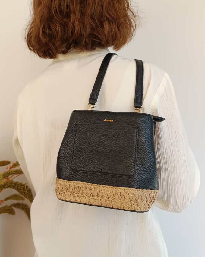 Bolso de cuero sintético negro con adorno de yute beige