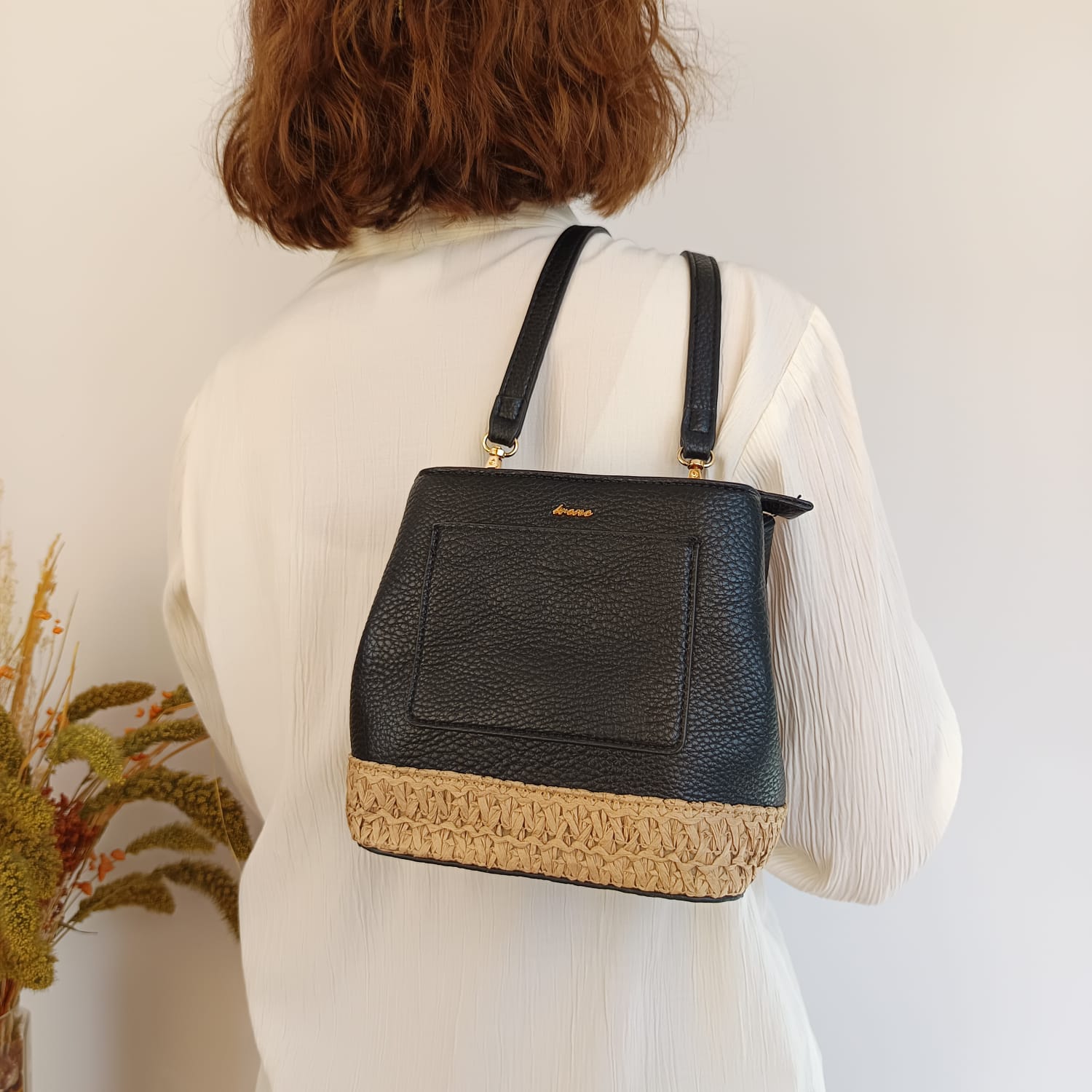 Bolso de cuero sintético negro con adorno de yute beige