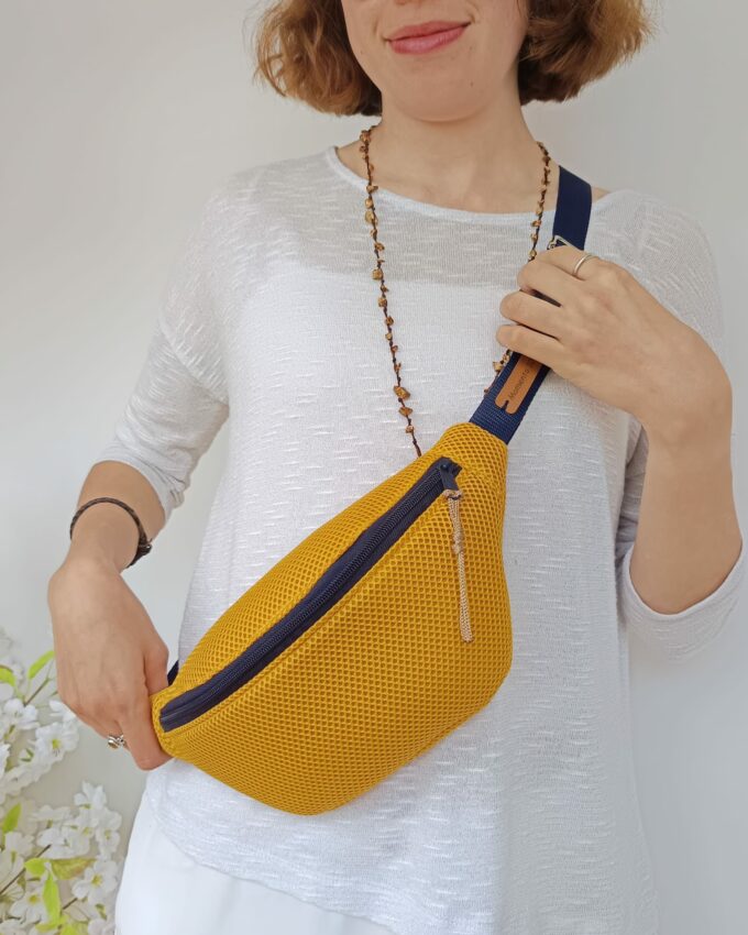 Riñonera impermeable mostaza con correa ajustable azul marino