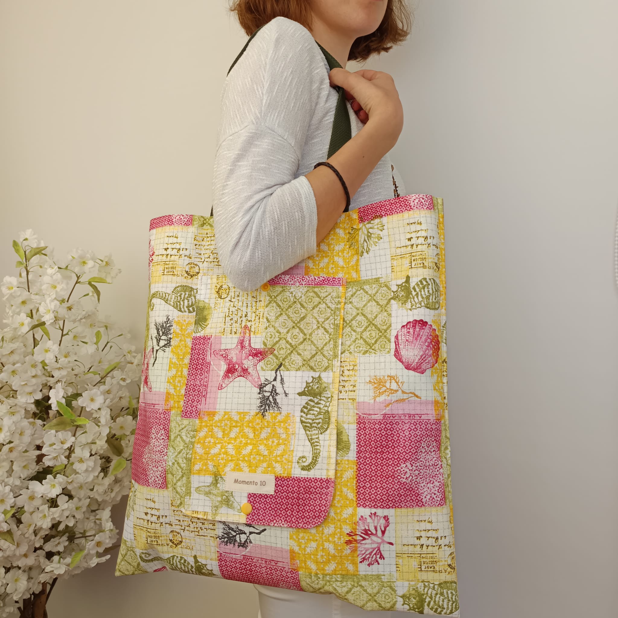Bolsa plegable de tela resinada con diseño geométrico multicolor. - Imagen 4
