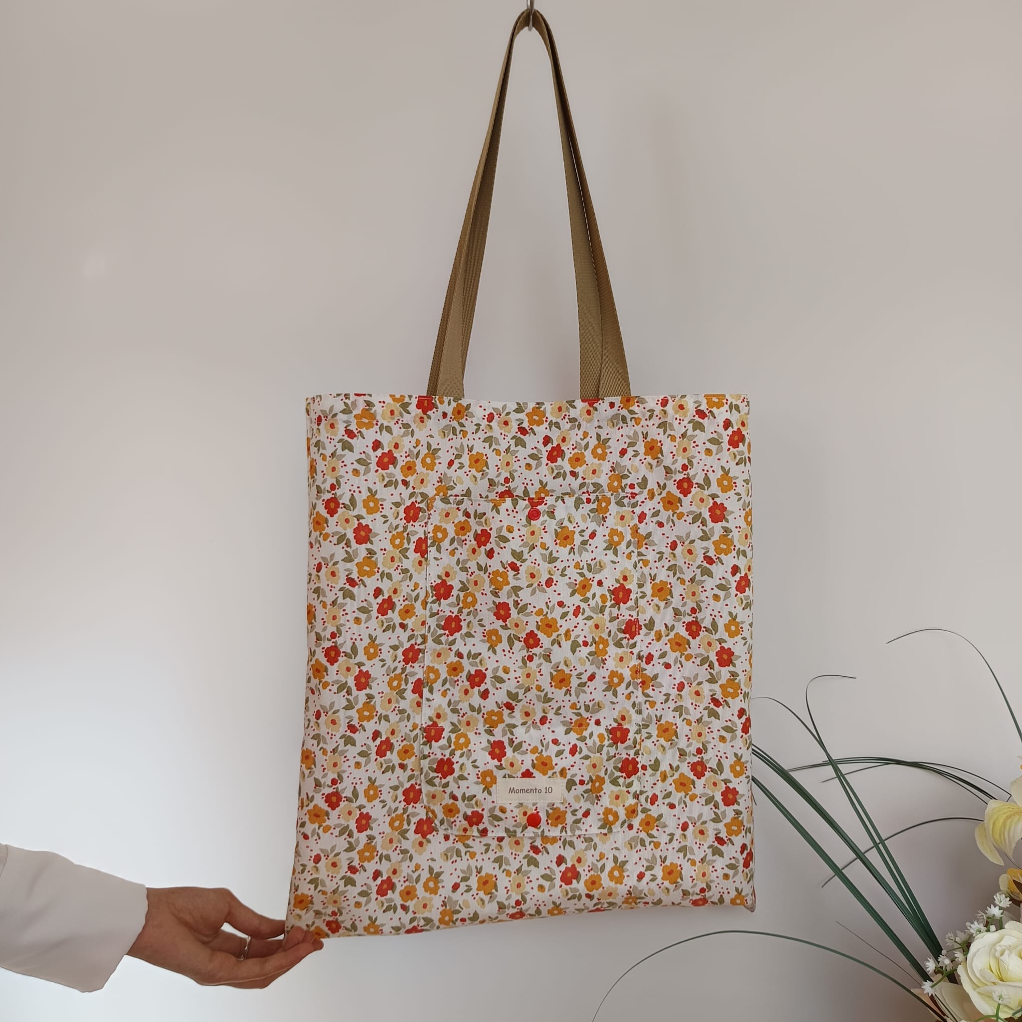 Bolsa plegable e impermeable con diseño floral. - Imagen 3