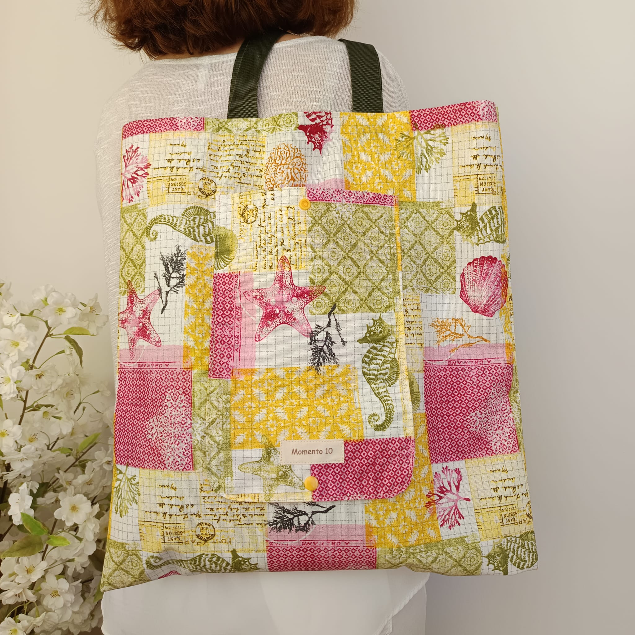 Bolsa plegable de tela resinada con diseño geométrico multicolor. - Imagen 3