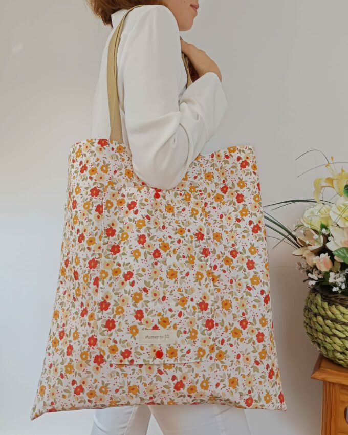 Bolsa plegable e impermeable con diseño floral.