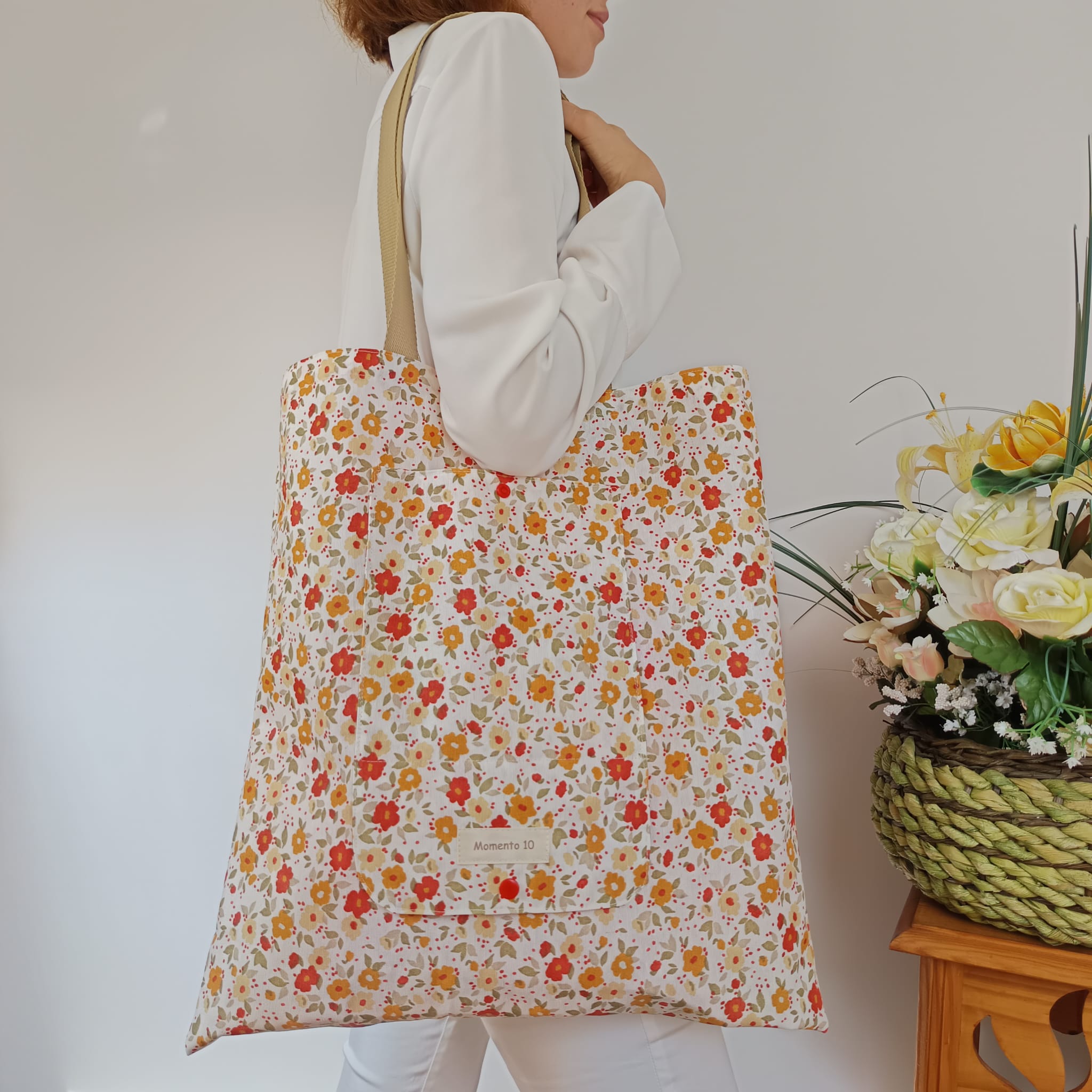 Bolsa plegable e impermeable con diseño floral.