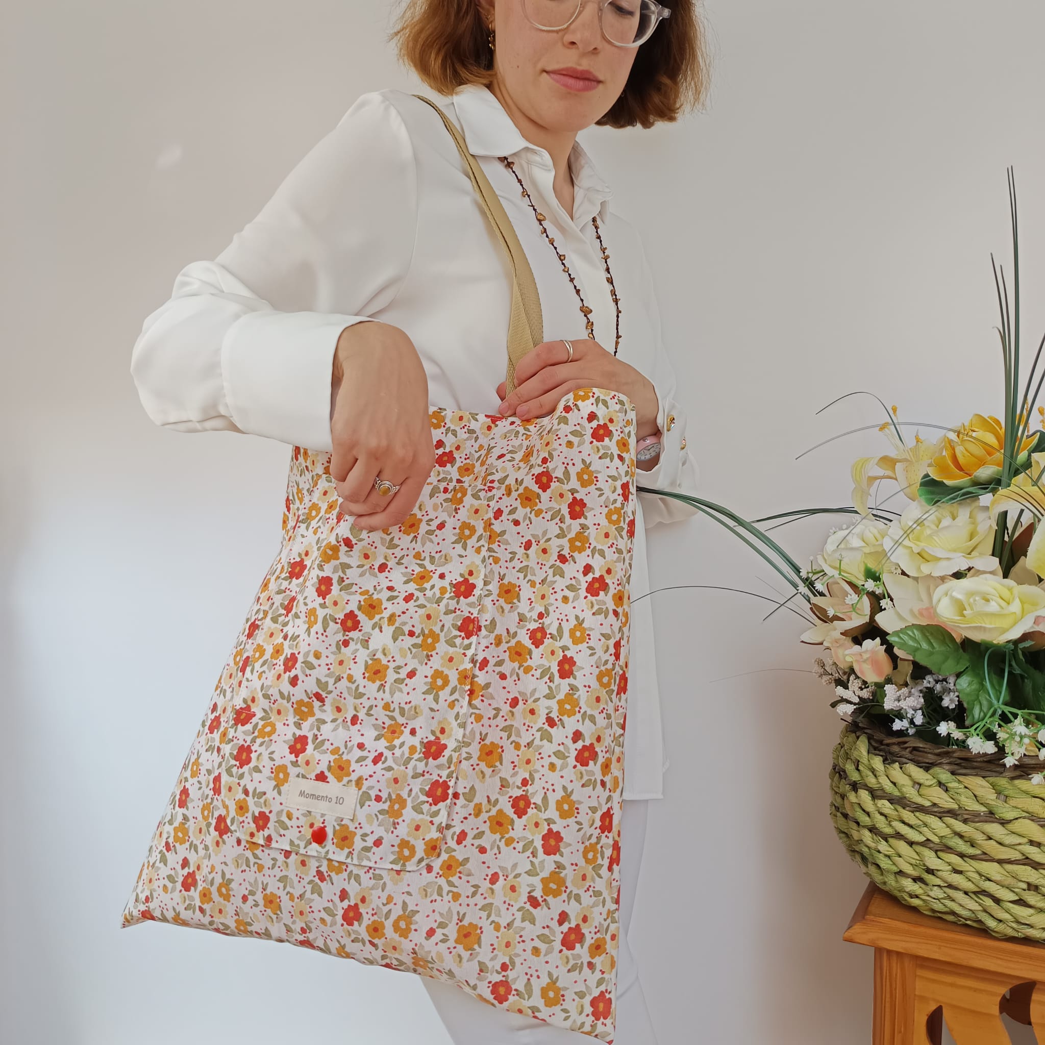 Bolsa plegable e impermeable con diseño floral. - Imagen 4