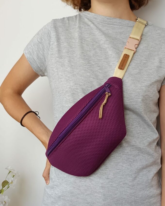 Riñonera Mesh 3D impermeable morada con correa regulable.