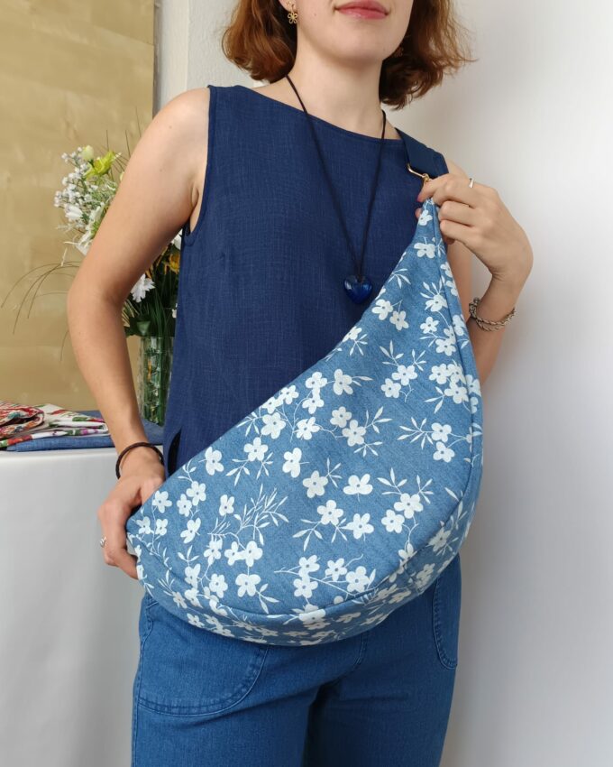 Bolso vaquero de flores azul personalizable con asa regulable