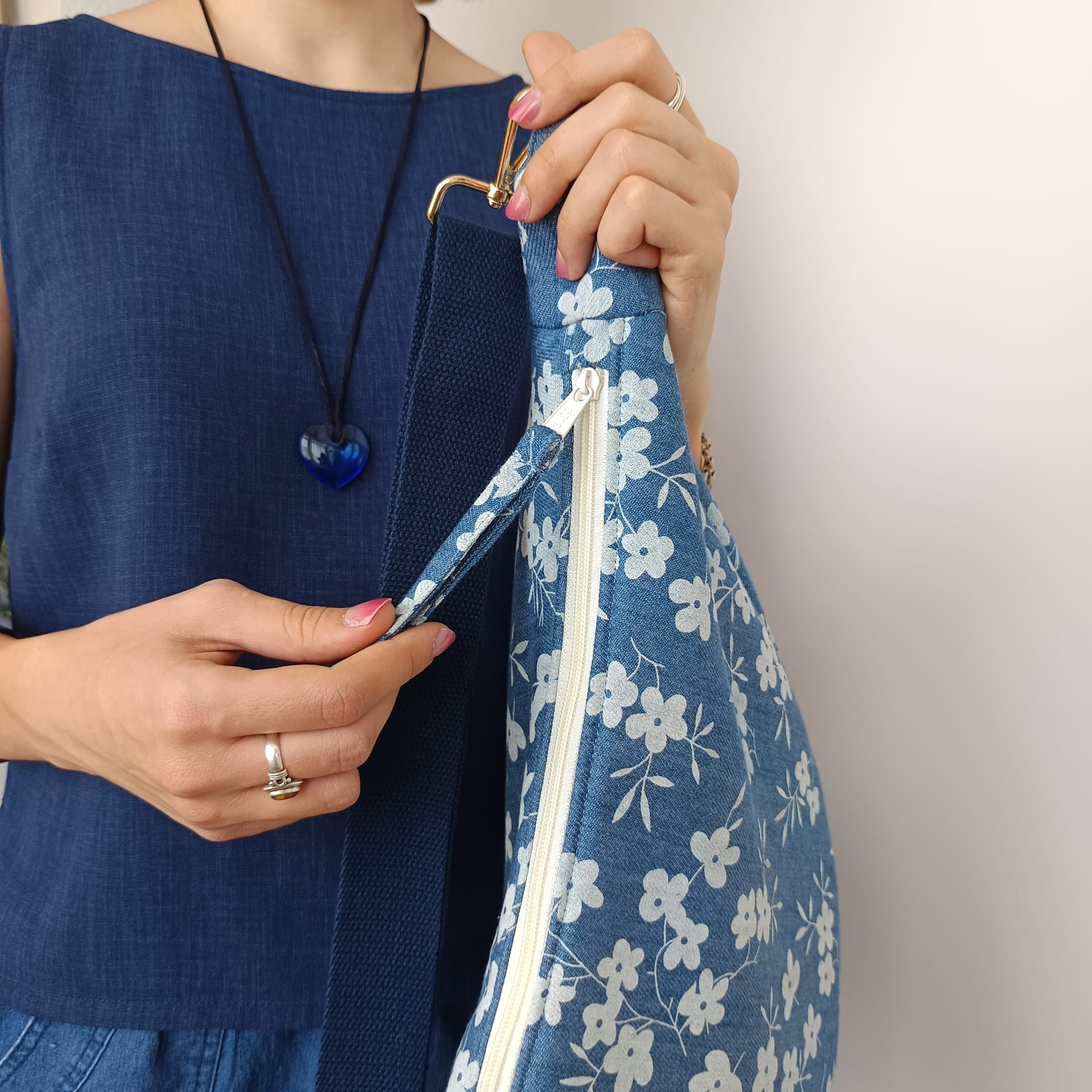 Bolso vaquero de flores azul personalizable con asa regulable - Imagen 6