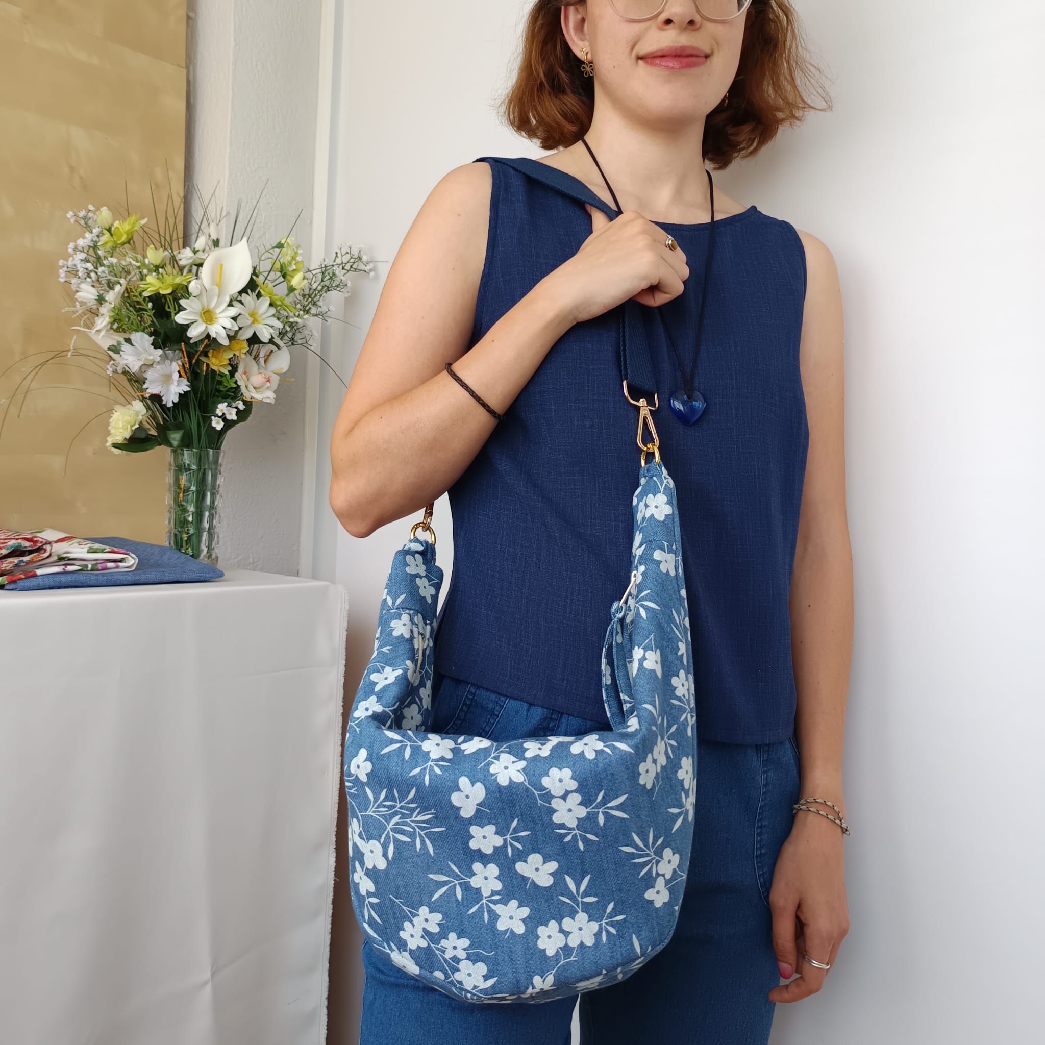 Bolso vaquero de flores azul personalizable con asa regulable - Imagen 4