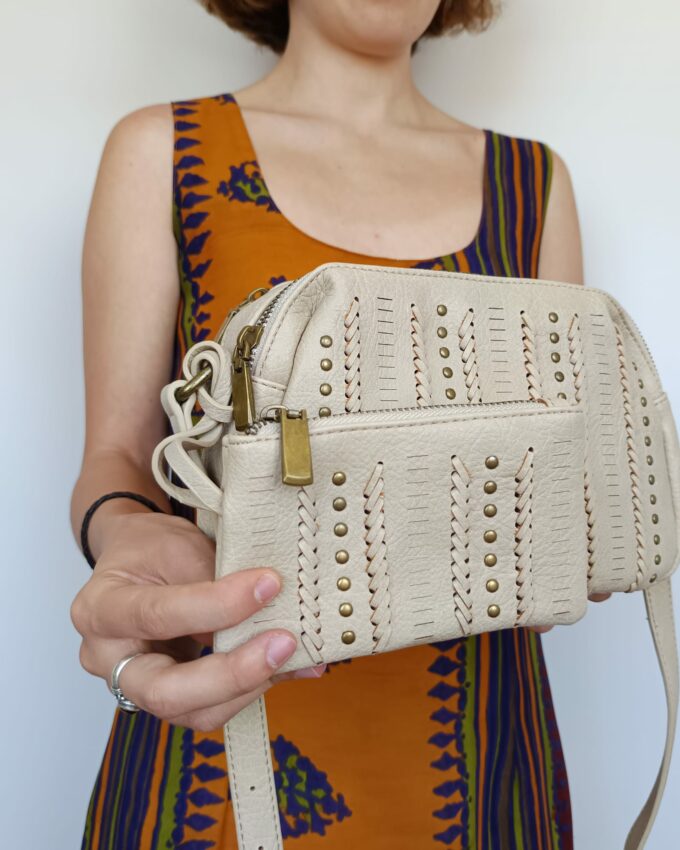 Bolso polipiel beige con tachuelas y monedero a juego