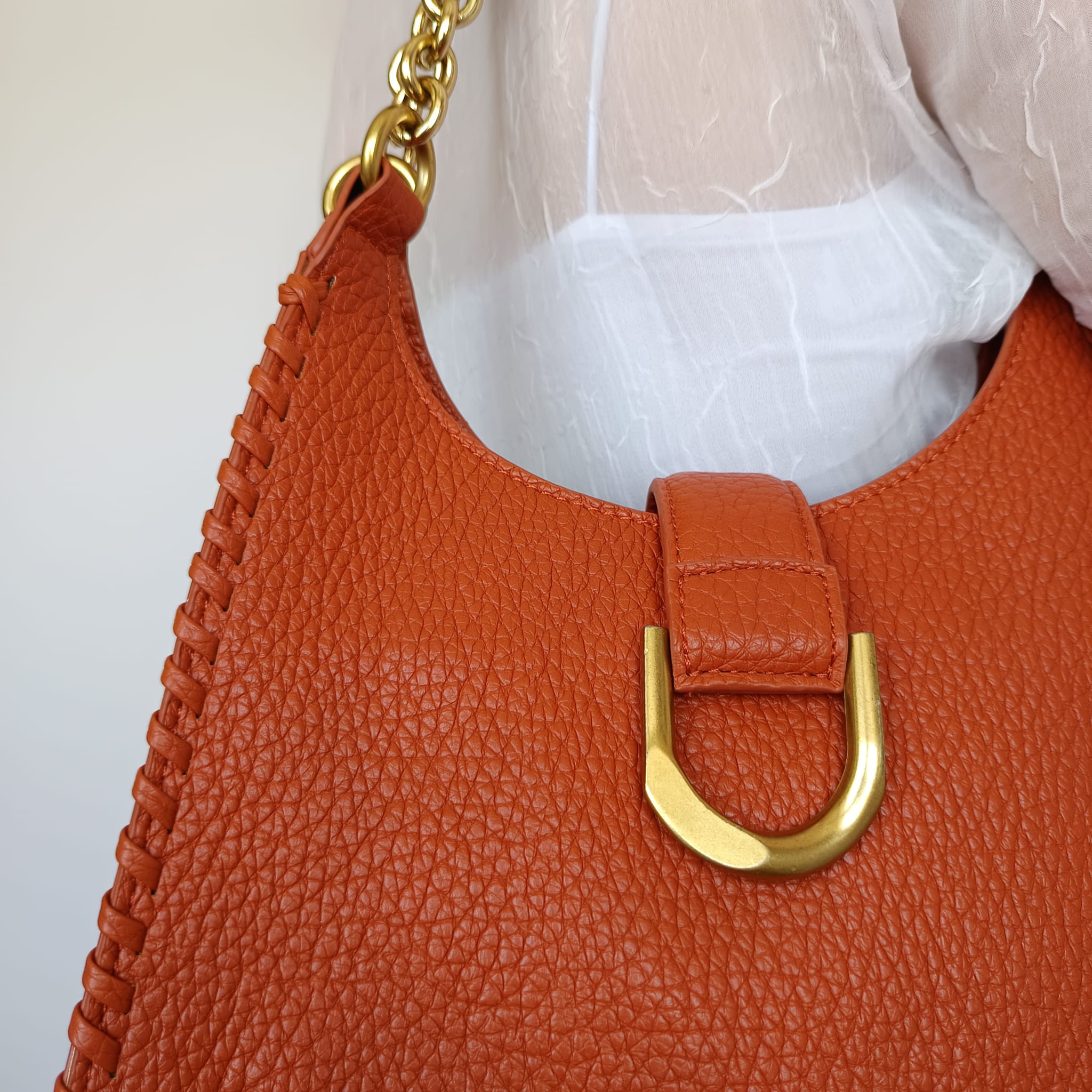 Bolso polipiel naranja ocre con asa de cadena dorada - Imagen 4