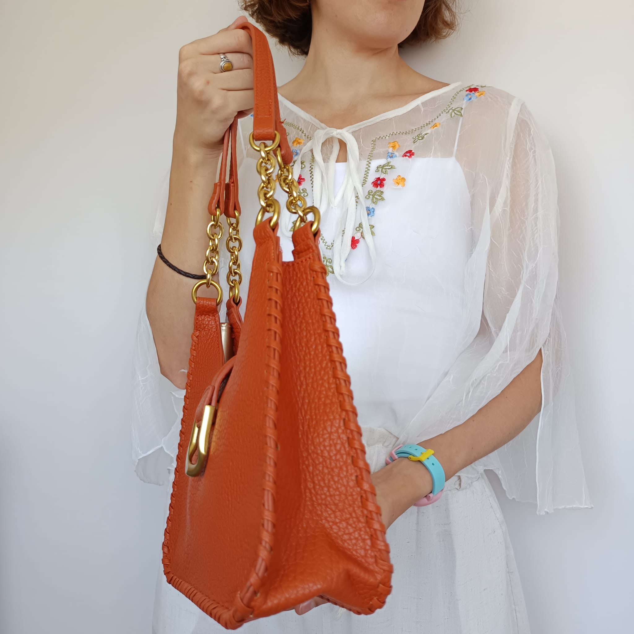 Bolso polipiel naranja ocre con asa de cadena dorada - Imagen 3